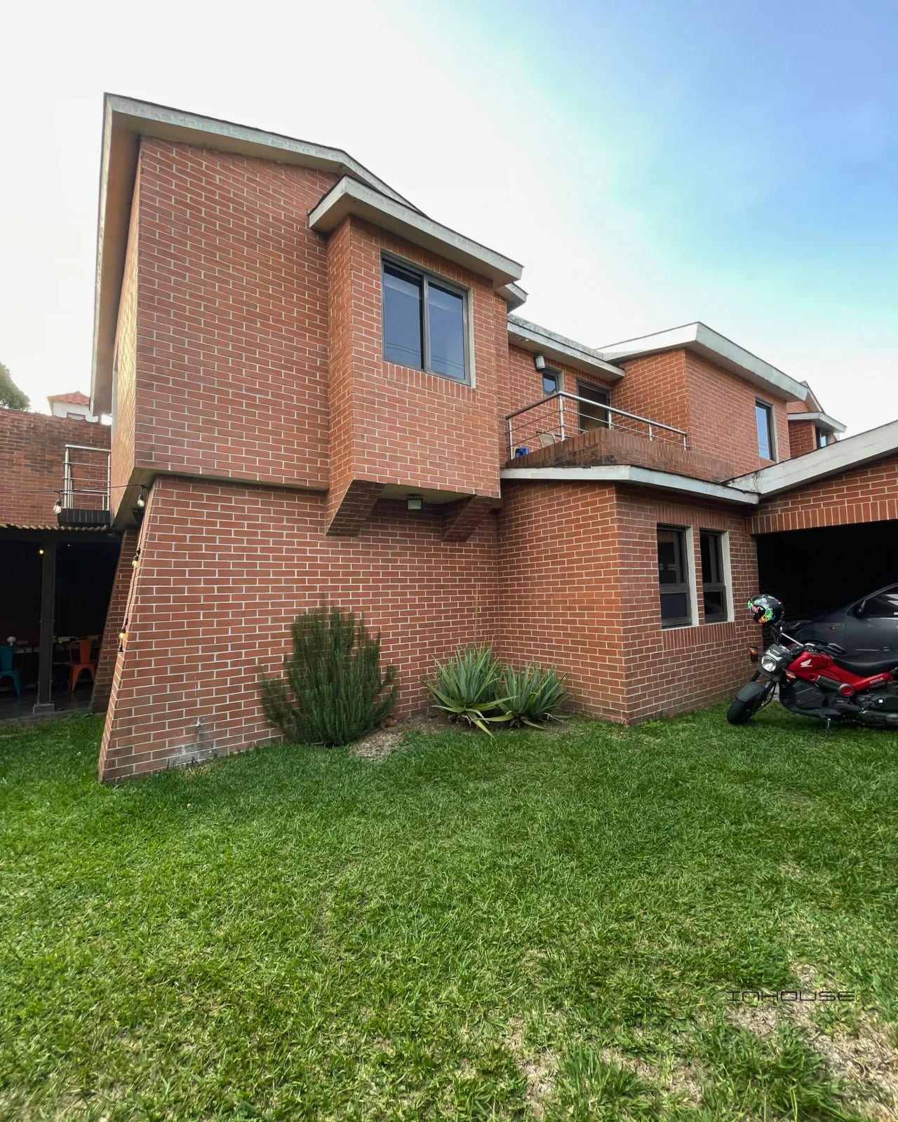 CASA EN RENTA EN ZONA 11 CON JARDÍN FUERA DE GARITA — Casa en Alquiler en Mariscal, Zona 11, Guatemala, Ciudad — foto 1 de 10