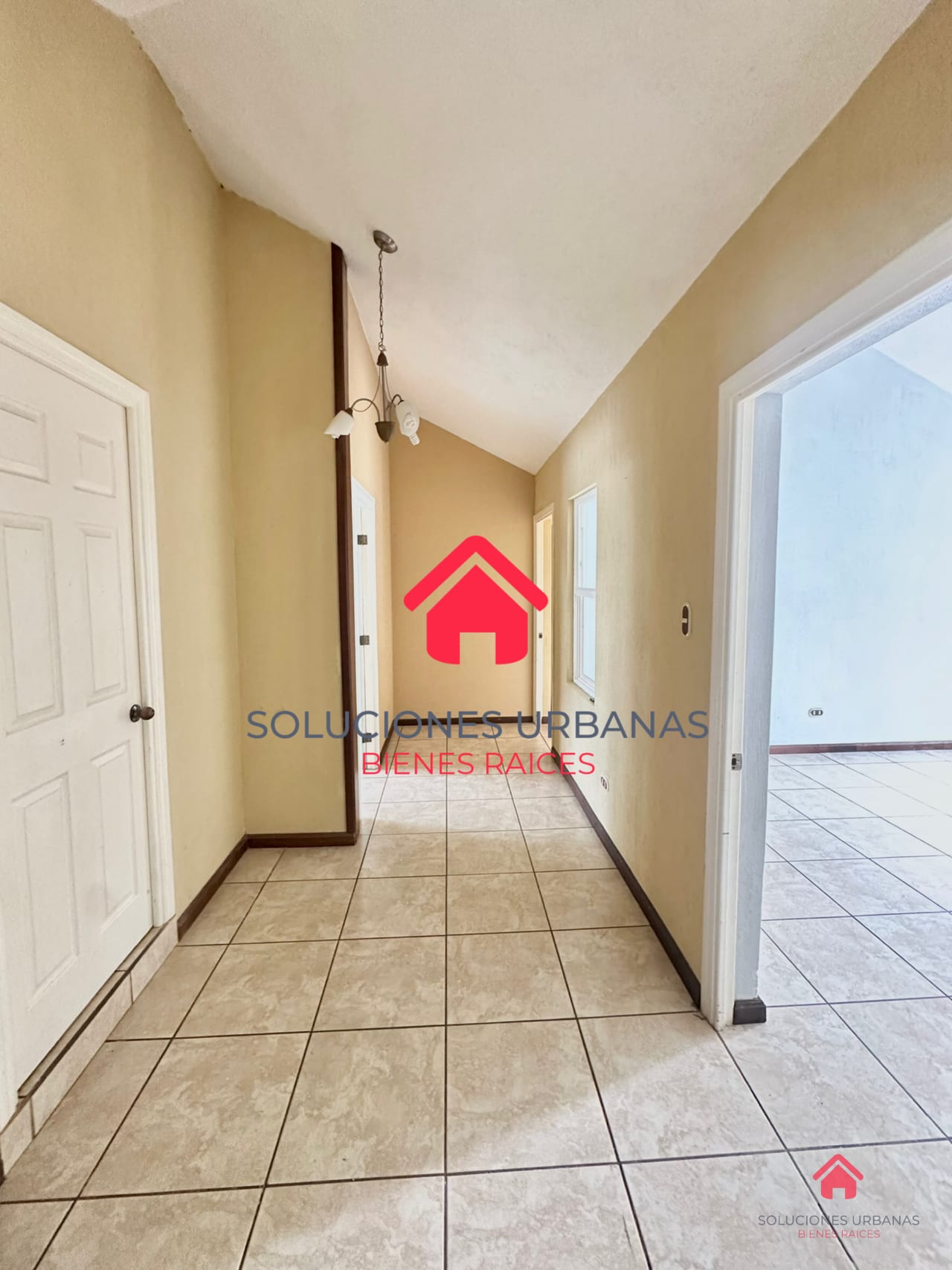 CASA ARRAZOLA CON LINDO JARDÍN / OPCIÓN DE COMPRA CON TERRENO ADICIONAL — Casa en Venta en Carretera a El Salvador, Guatemala, Ciudad — foto 3 de 8