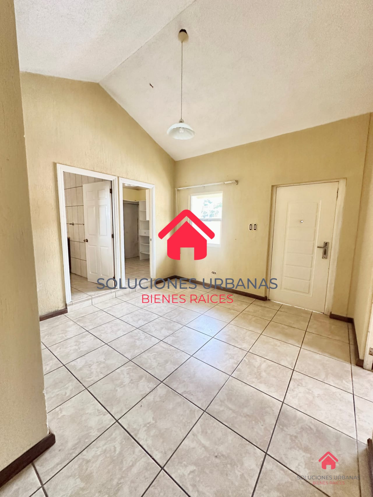 CASA ARRAZOLA CON LINDO JARDÍN / OPCIÓN DE COMPRA CON TERRENO ADICIONAL — Casa en Venta en Carretera a El Salvador, Guatemala, Ciudad — foto 4 de 8