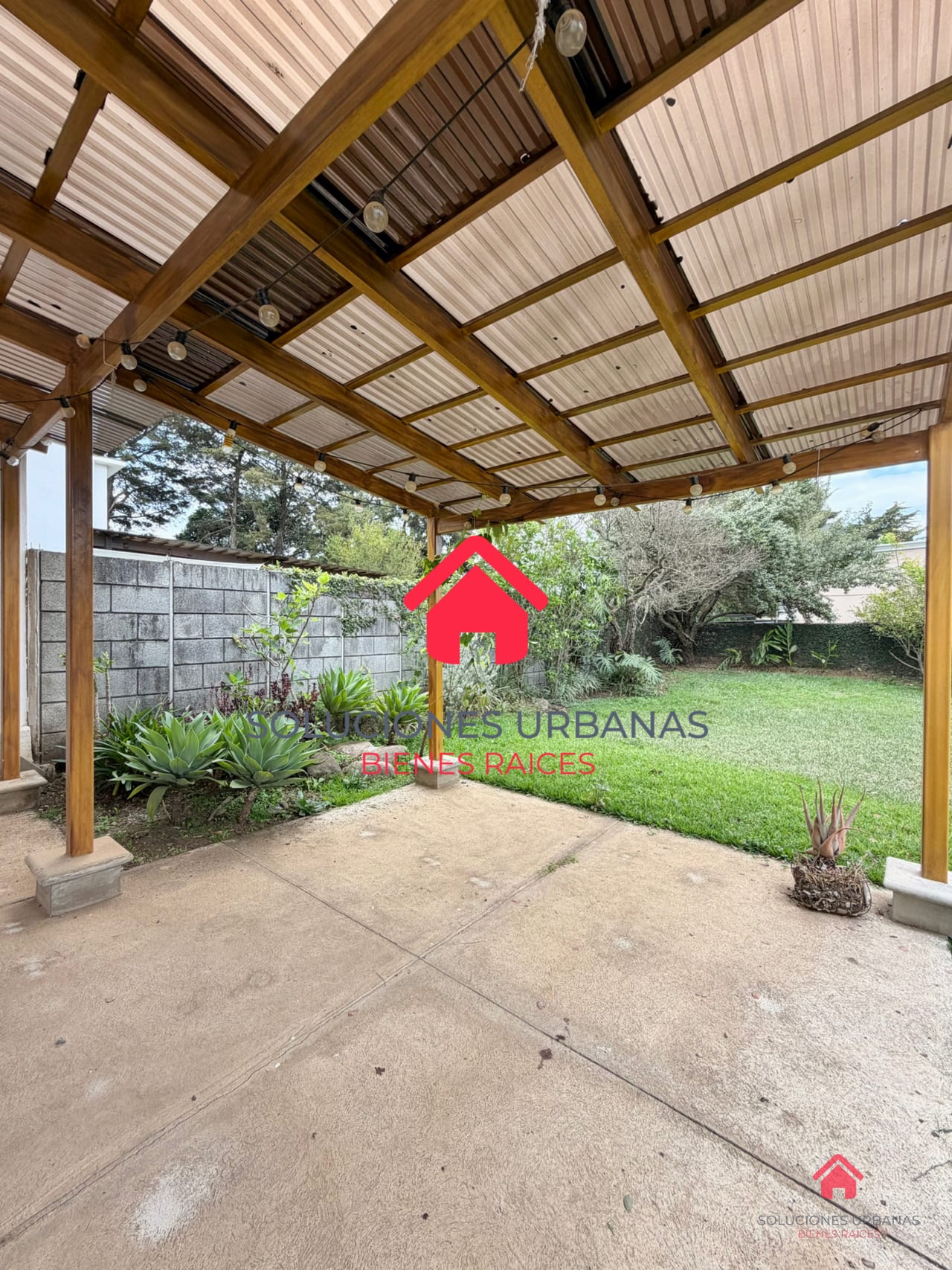 CASA CON LINDO JARDÍN LA FONTANA. — Casa en Venta en La Fontana III, Carretera a El Salvador, Guatemala, Ciudad — foto 2 de 11