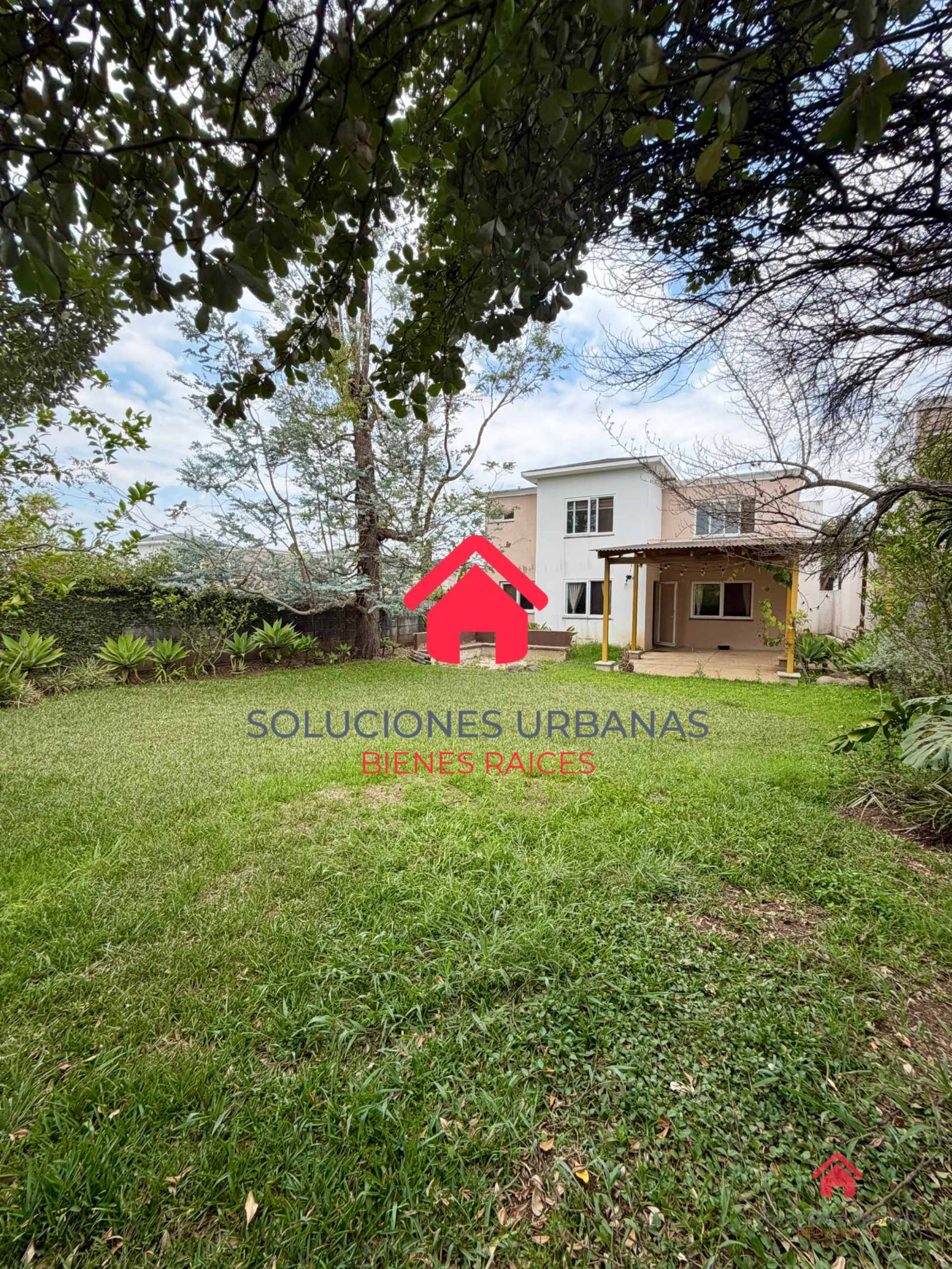 CASA CON LINDO JARDÍN LA FONTANA — Casa en Venta en La Fontana III, Carretera a El Salvador, Guatemala, Ciudad — foto 1 de 11