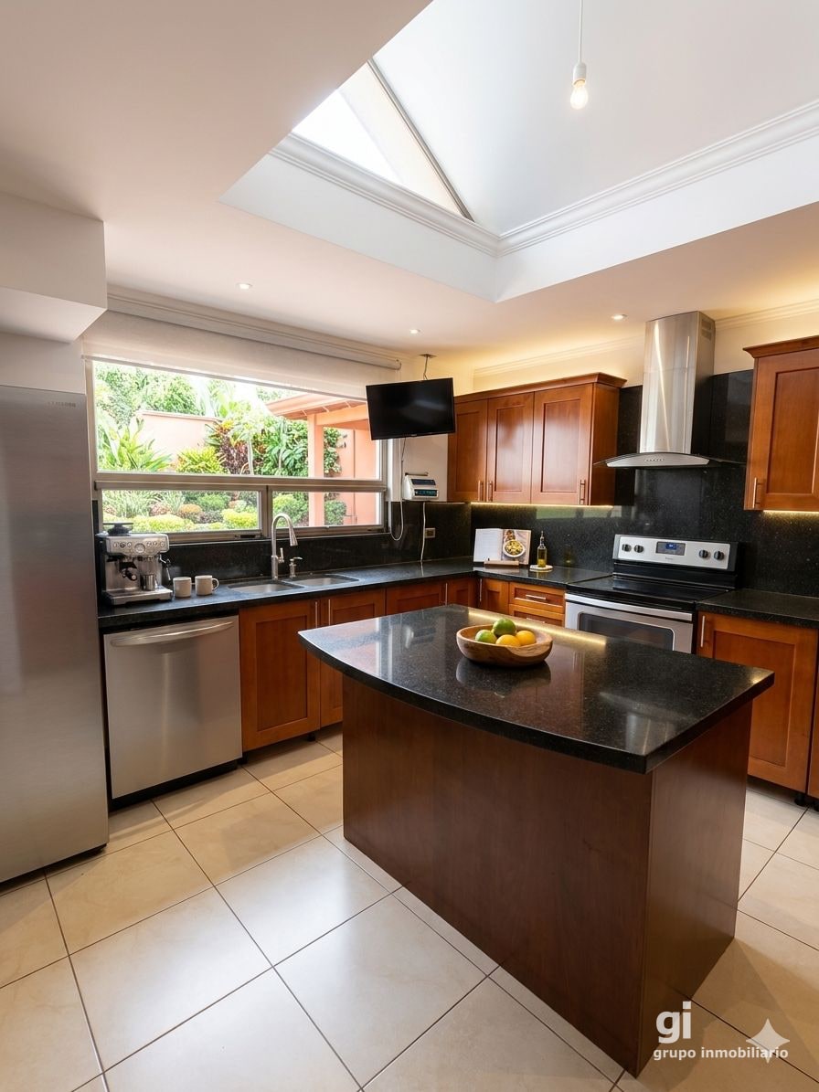 Casa en Venta en Condominio Exclusivo Zona 10 - 3
