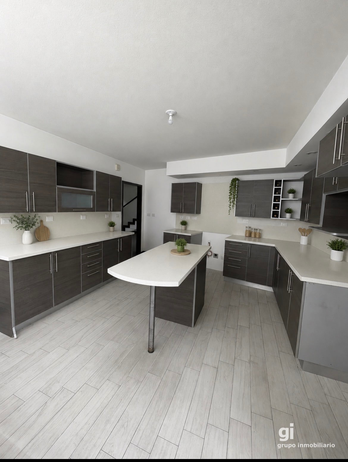 Hermosa casa en venta Zona 16.4 dormitorios cada uno con su baño — Casa en Venta en Zona 16, Guatemala, Ciudad — foto 1 de 7