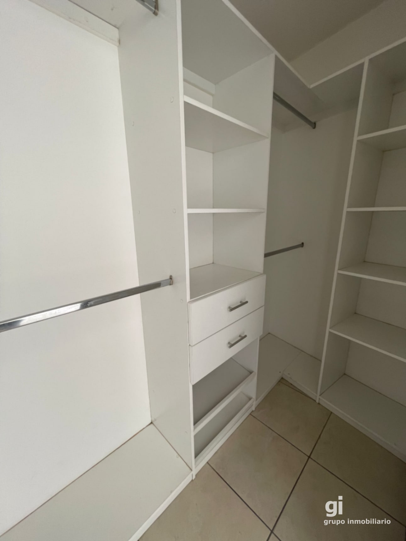 Hermosa casa en venta Zona 16.4 dormitorios cada uno con su baño — Casa en Venta en Zona 16, Guatemala, Ciudad — foto 3 de 7