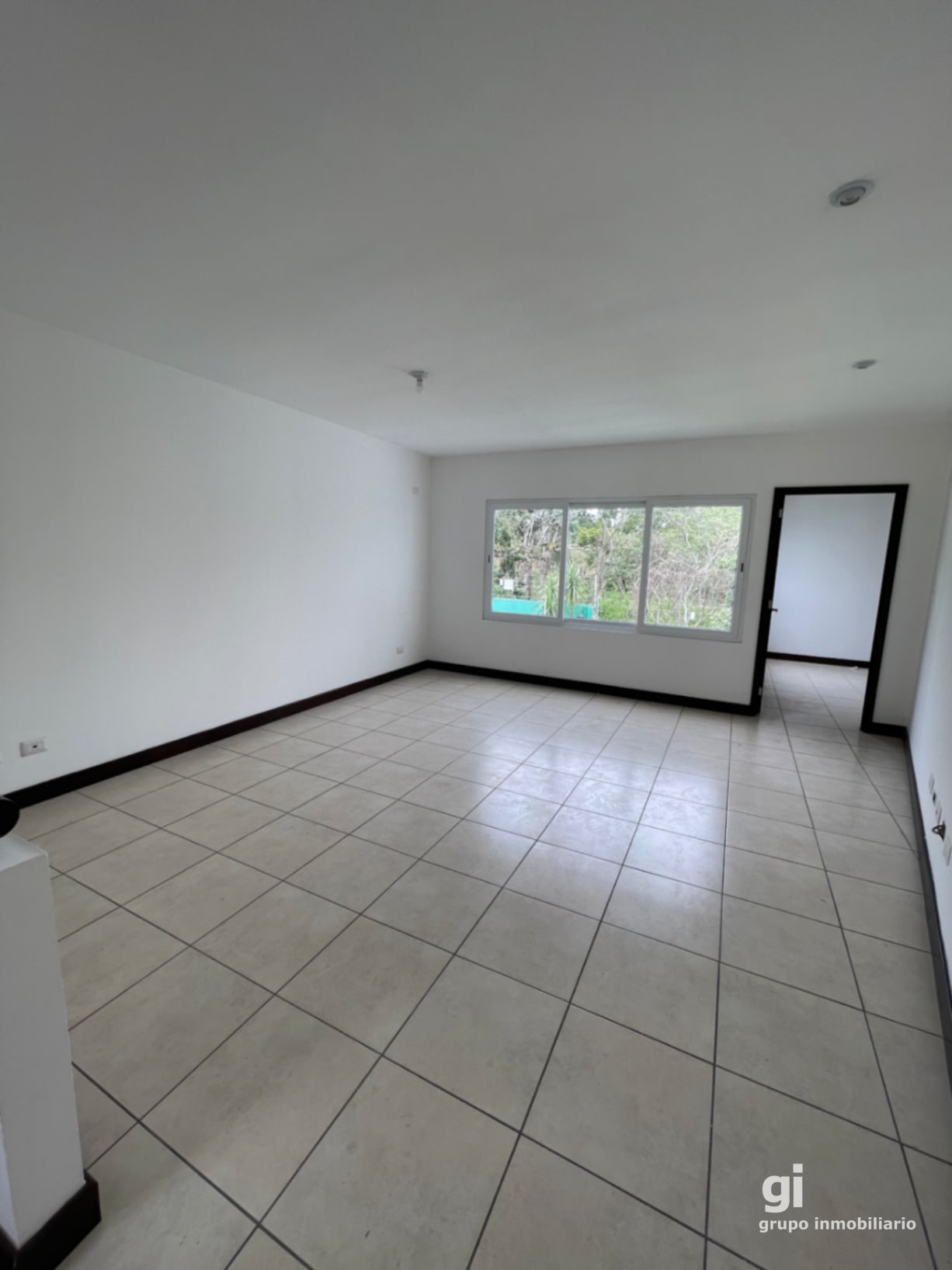 Hermosa casa en venta Zona 16.4 dormitorios cada uno con su baño — Casa en Venta en Zona 16, Guatemala, Ciudad — foto 4 de 7