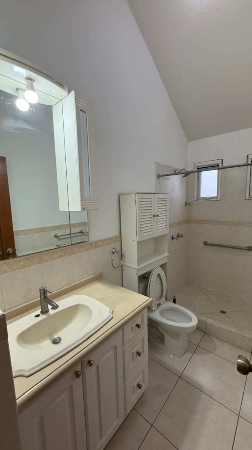 Casa en renta dentro de condominio zona 14 — Casa en Alquiler en Zona 14, Guatemala, Ciudad — foto 8 de 16