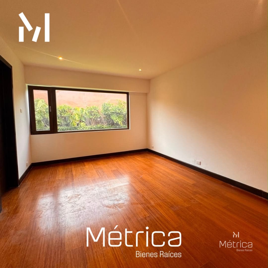 Casa en renta con remodelación Condominio La Joya zona 10 — Casa en Alquiler en Zona 10, Guatemala, Ciudad — foto 2 de 10