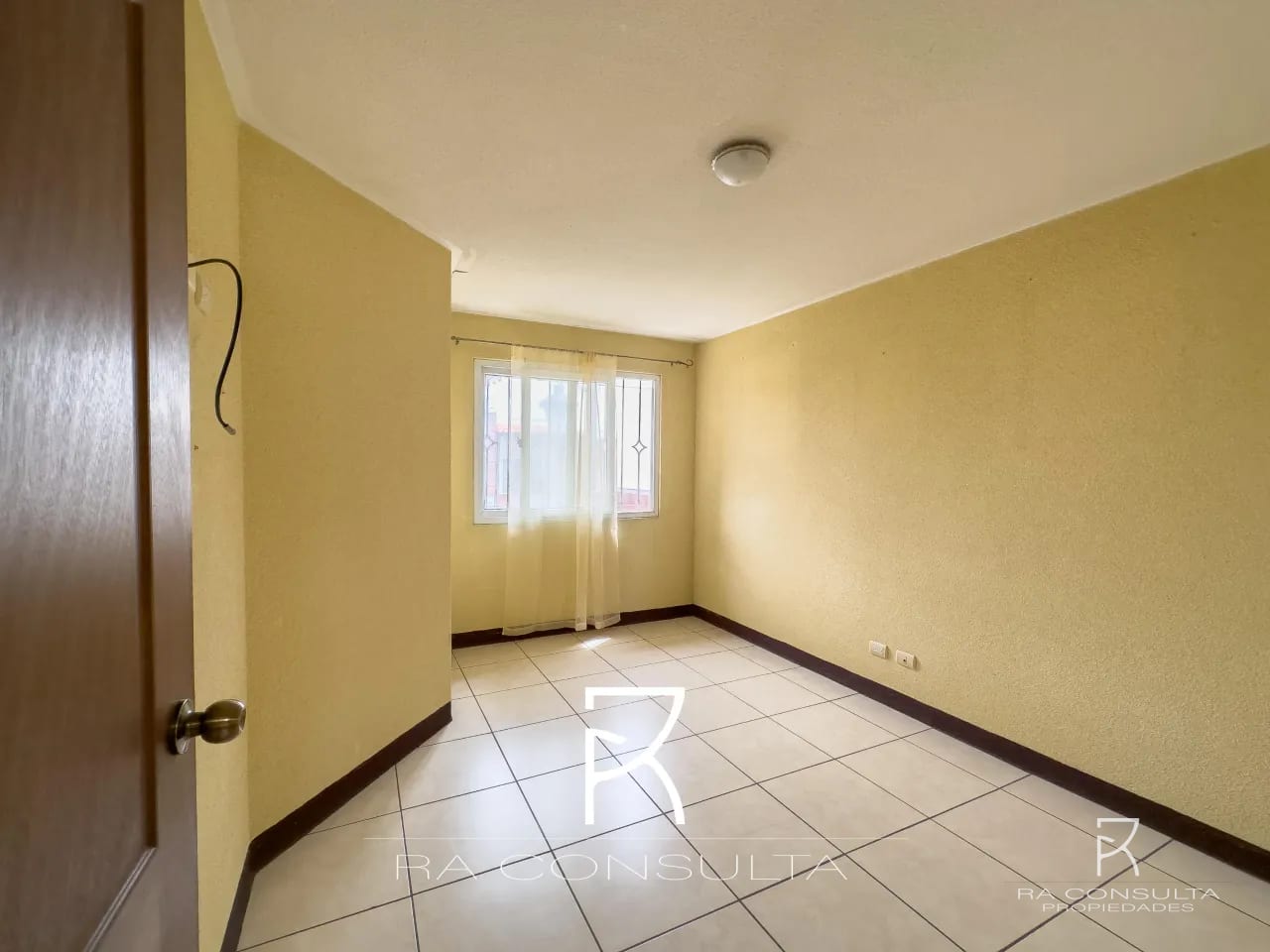 VENDO HERMOSA CASA EN JARDINES DE FIORENTINA, ZONA 21 — Casa en Venta en Zona 21, Guatemala, Ciudad — foto 3 de 6