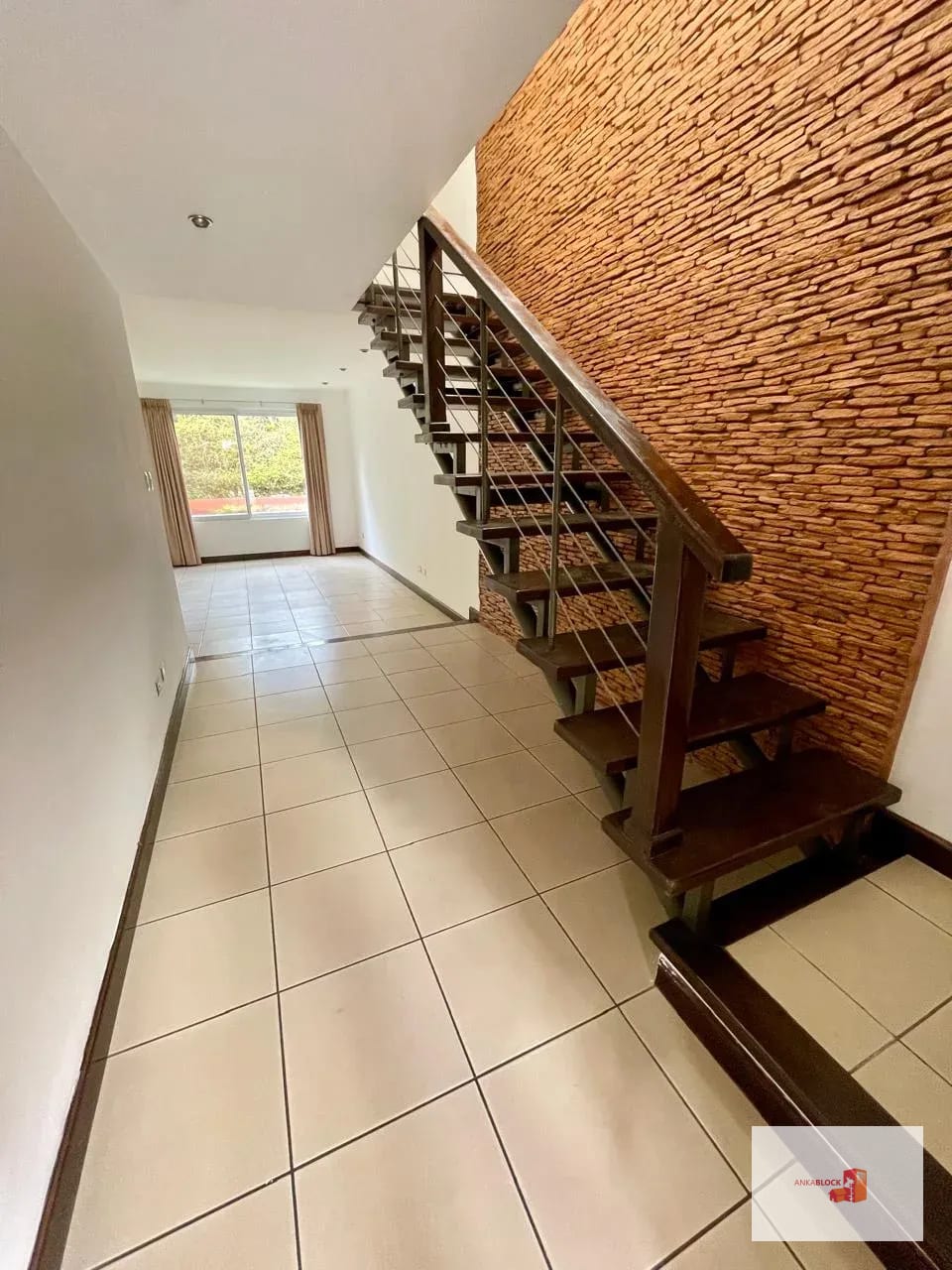 Casa de esquina con jardín - 4 Dormitorios - zona 16 — Casa en Venta en Ensenada de San Isidro, Zona 16, Guatemala, Ciudad — foto 3 de 14