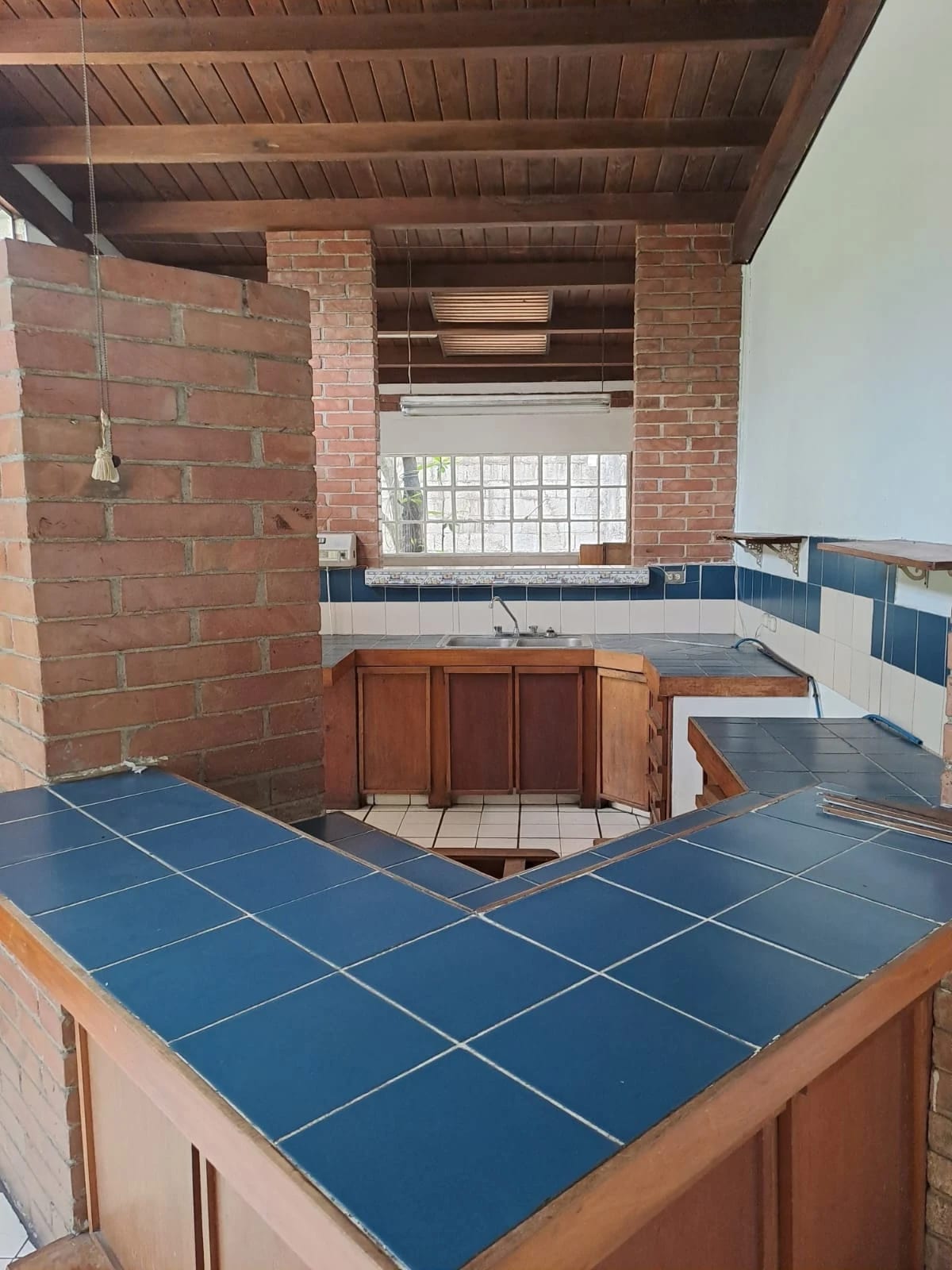 CASA EN ALQUILER EN INTERIOR VECINA A PLAZUELA ESPAÑA ZONA 9 — Casa en Alquiler en Zona 9, Guatemala, Ciudad — foto 1 de 17