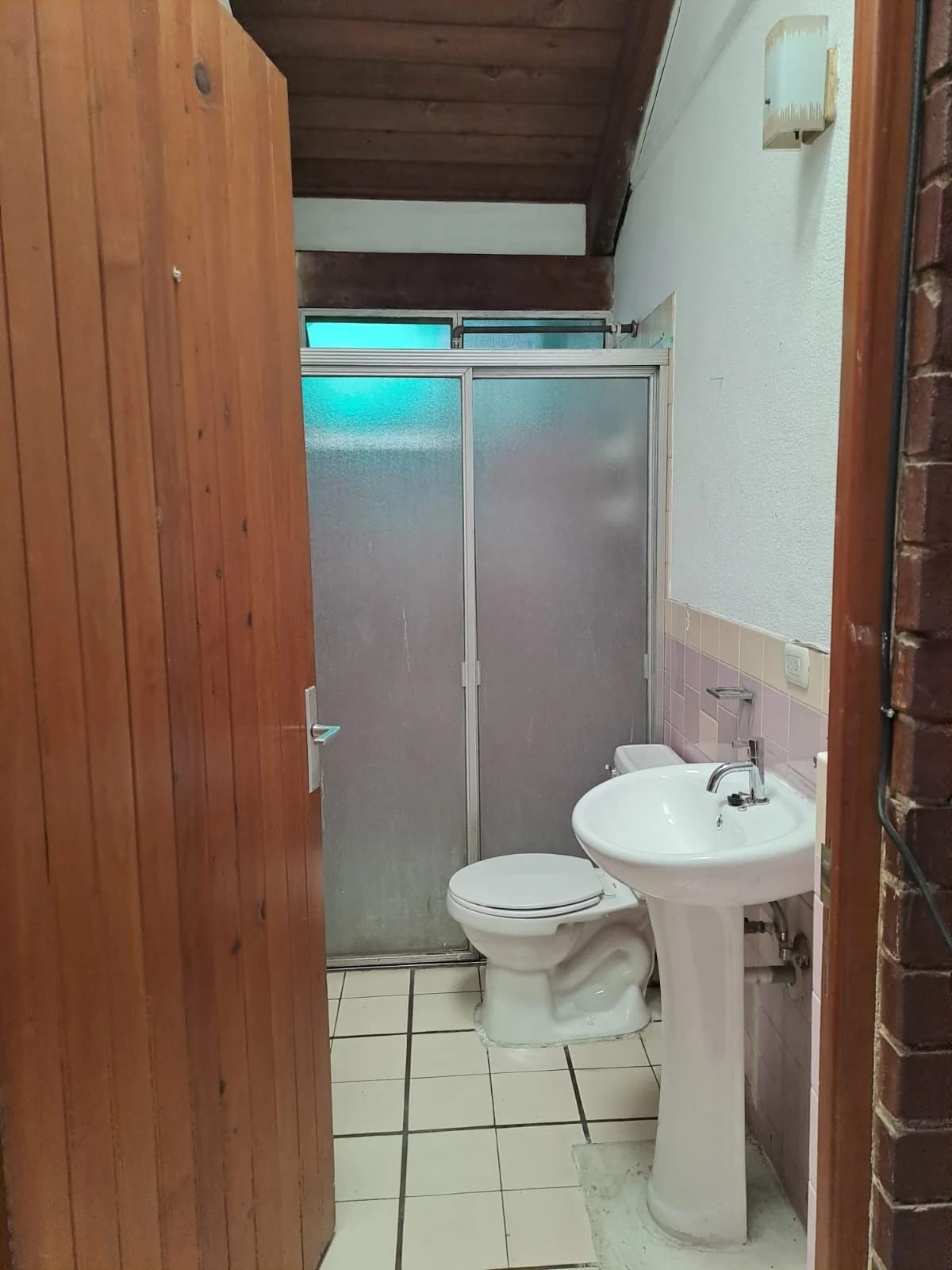 CASA EN ALQUILER EN INTERIOR VECINA A PLAZUELA ESPAÑA ZONA 9 — Casa en Alquiler en Zona 9, Guatemala, Ciudad — foto 2 de 17