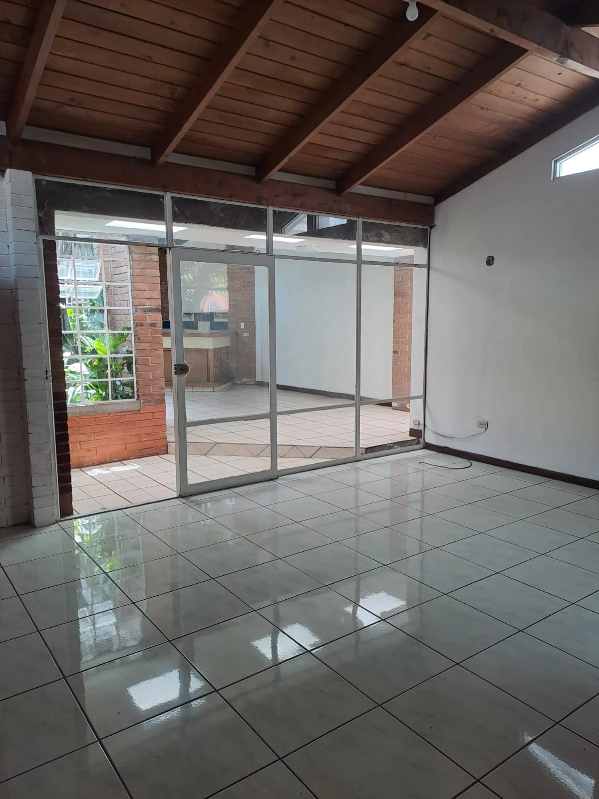 CASA EN ALQUILER EN INTERIOR VECINA A PLAZUELA ESPAÑA ZONA 9 — Casa en Alquiler en Zona 9, Guatemala, Ciudad — foto 10 de 17