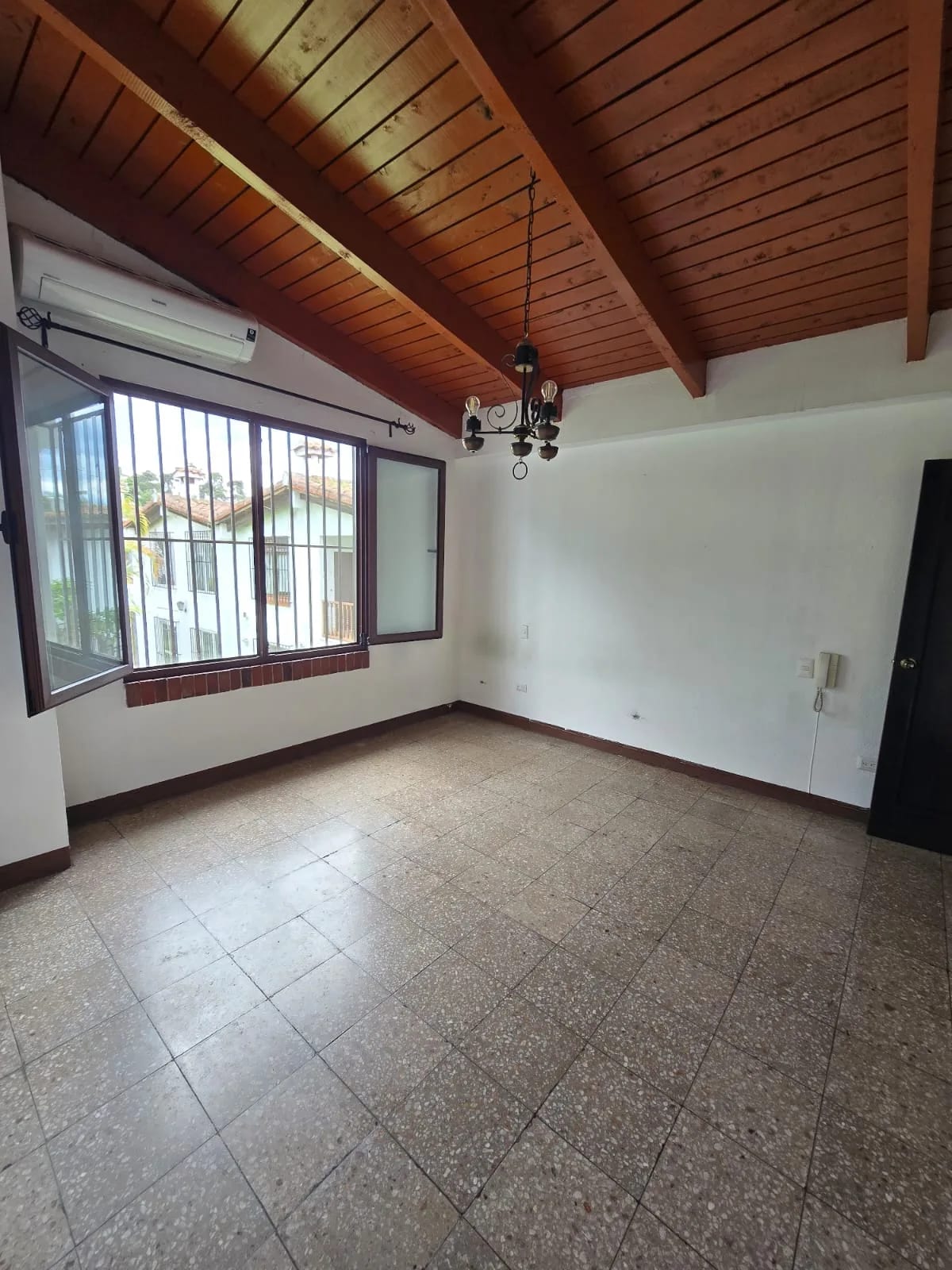 CASA EN ALQUILER EN ZONA 10 FUERA DE GARITA — Casa en Alquiler en Zona 10, Guatemala, Ciudad — foto 5 de 9