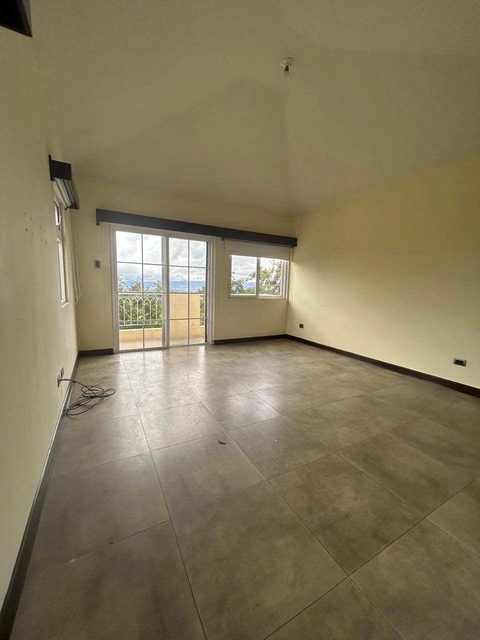 PRECIOSA CASA EN VENTA DE O RENTA EN CAÑADAS DEL ENCINAL 2 LOTES JUNTOS — Casa en Venta en Zona 7 Mixco, Guatemala, Ciudad — foto 7 de 17