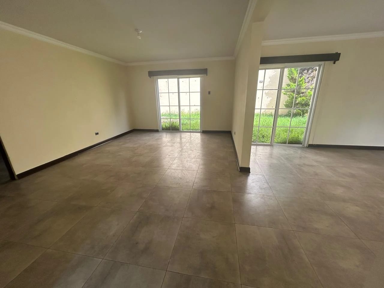 PRECIOSA CASA EN VENTA DE O RENTA EN CAÑADAS DEL ENCINAL 2 LOTES JUNTOS — Casa en Venta en Zona 7 Mixco, Guatemala, Ciudad — foto 4 de 17