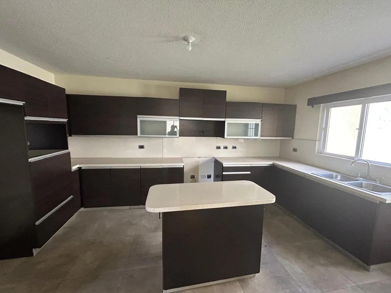 PRECIOSA CASA EN VENTA DE O RENTA EN CAÑADAS DEL ENCINAL 2 LOTES JUNTOS — Casa en Venta en Zona 7 Mixco, Guatemala, Ciudad — foto 6 de 17