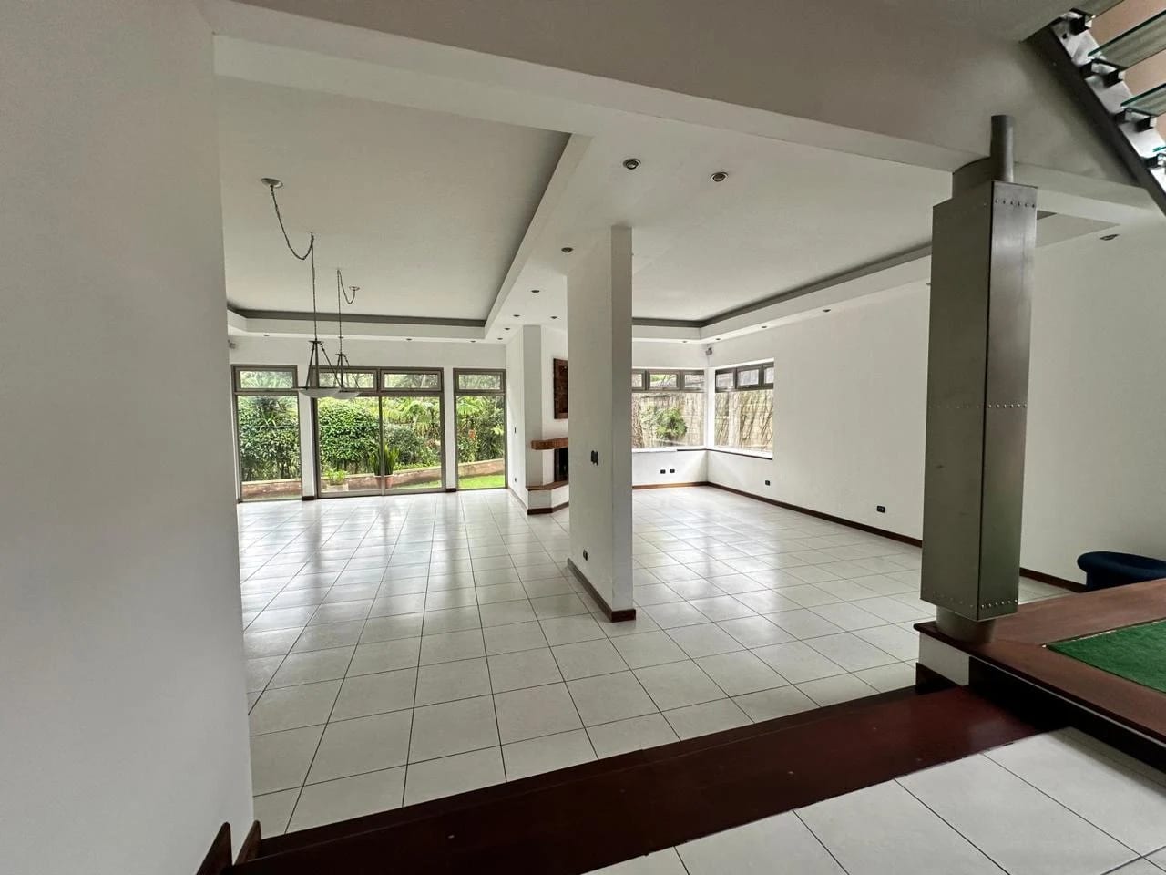 Amplia e iluminada casa en venta, Kanajuyú zona 16 — Casa en Venta en Kanajuyú, Zona 16, Guatemala, Ciudad — foto 2 de 10