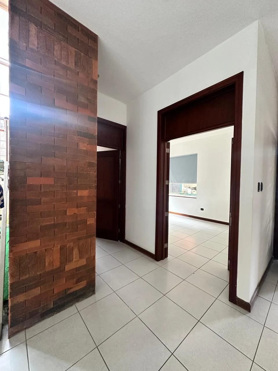 Amplia e iluminada casa en venta, Kanajuyú zona 16 — Casa en Venta en Kanajuyú, Zona 16, Guatemala, Ciudad — foto 6 de 10