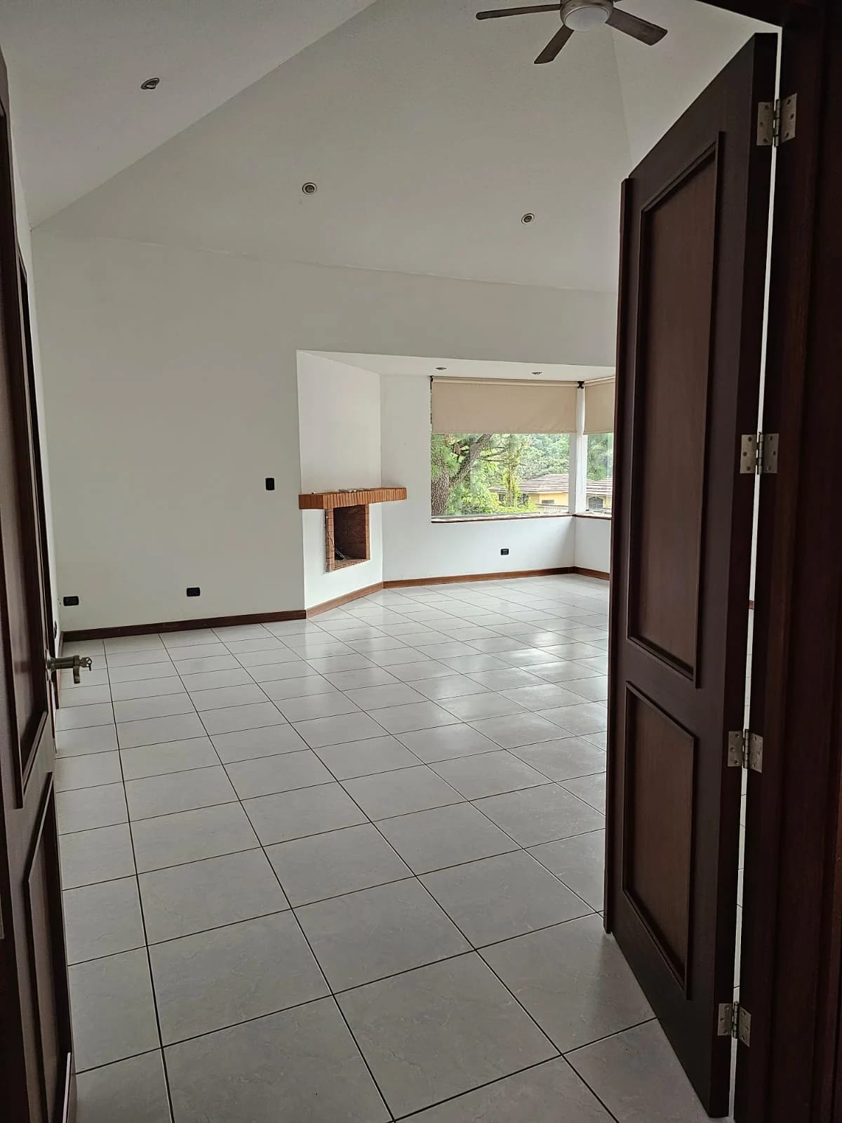 Amplia e iluminada casa en venta, Kanajuyú zona 16 — Casa en Venta en Kanajuyú, Zona 16, Guatemala, Ciudad — foto 8 de 10