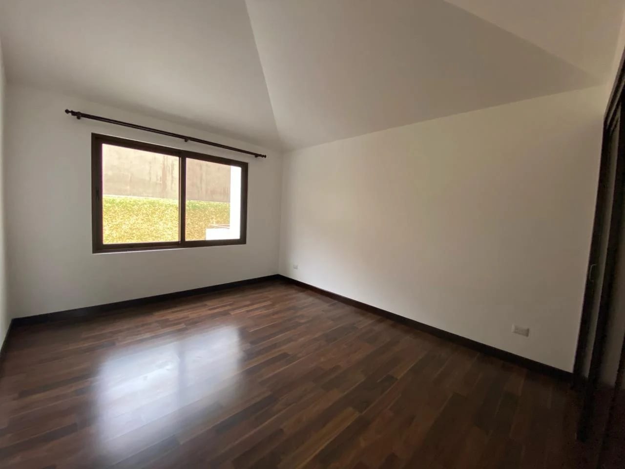 Amplia e iluminada casa en venta, Lomas de San Isidro zona 16 — Casa en Venta en Lomas de San Isidro, Zona 16, Guatemala, Ciudad — foto 3 de 11