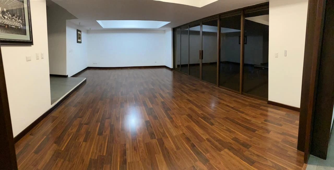 Amplia e iluminada casa en venta, Lomas de San Isidro zona 16 — Casa en Venta en Lomas de San Isidro, Zona 16, Guatemala, Ciudad — foto 2 de 11