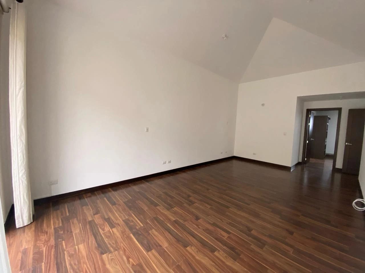 Amplia e iluminada casa en venta, Lomas de San Isidro zona 16 — Casa en Venta en Lomas de San Isidro, Zona 16, Guatemala, Ciudad — foto 5 de 11