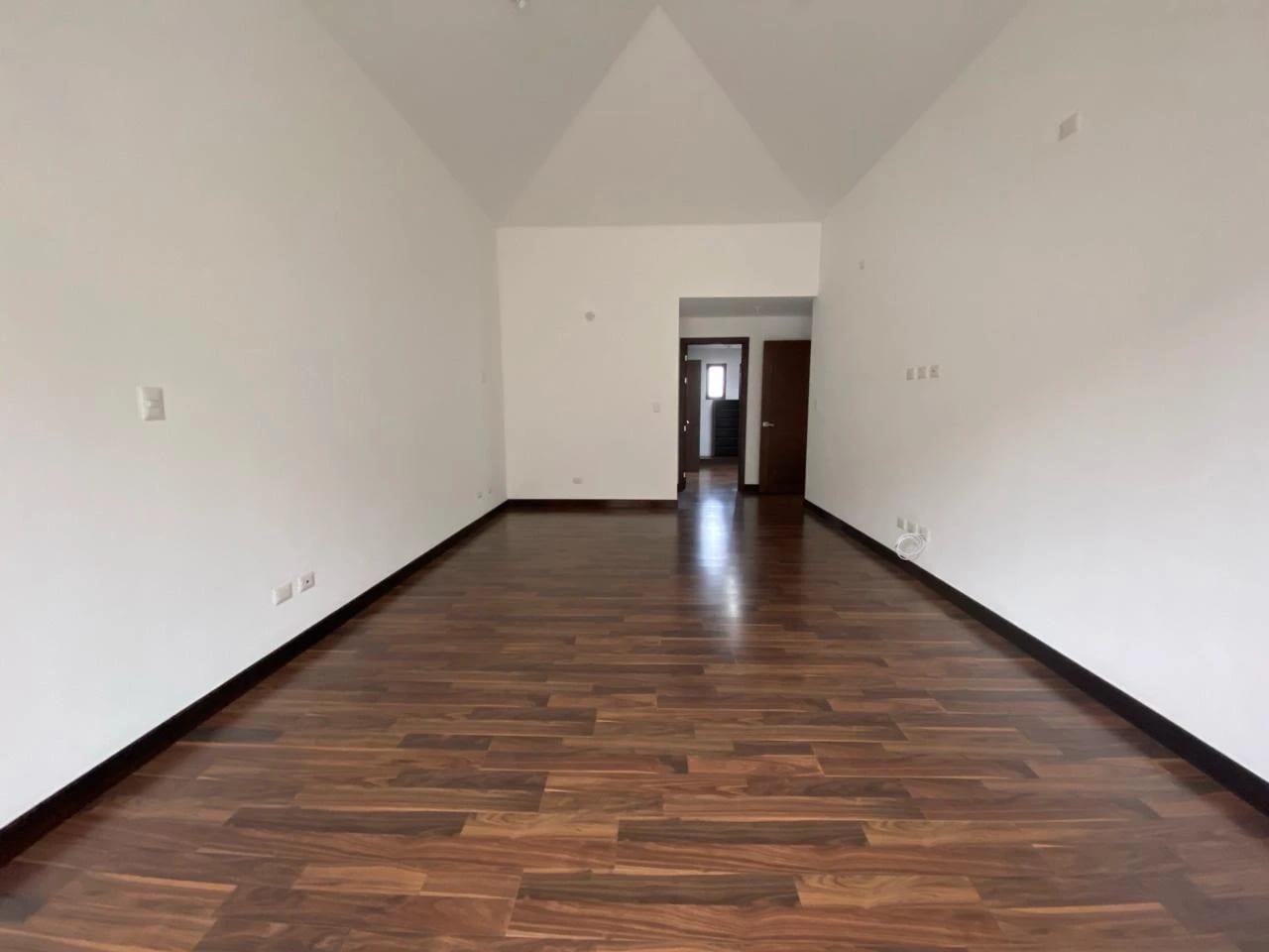 Amplia e iluminada casa en venta, Lomas de San Isidro zona 16 — Casa en Venta en Lomas de San Isidro, Zona 16, Guatemala, Ciudad — foto 7 de 11