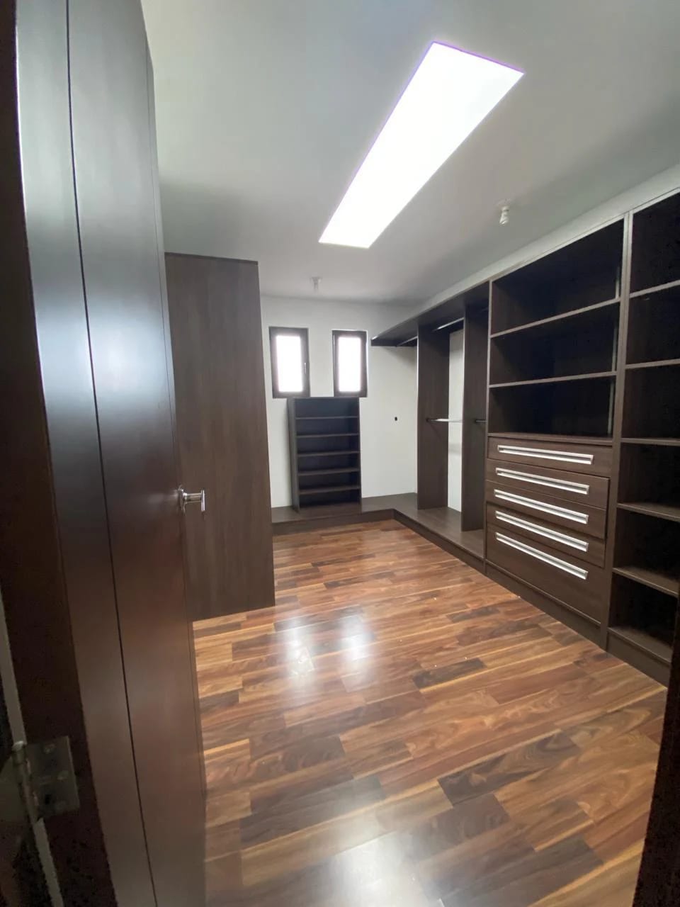 Amplia e iluminada casa en venta, Lomas de San Isidro zona 16 — Casa en Venta en Lomas de San Isidro, Zona 16, Guatemala, Ciudad — foto 9 de 11