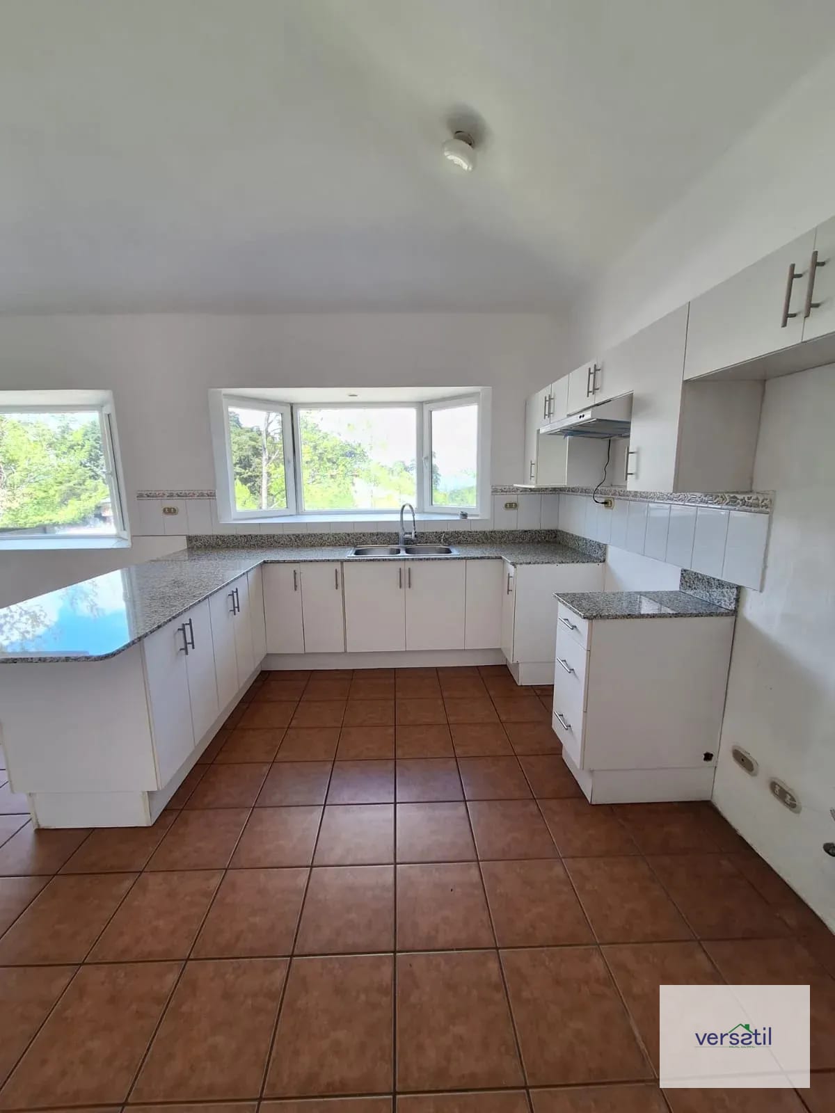 Hermosa casa de 4 habitaciones y gran Jardín !!! Alquiler — Casa en Alquiler en Villas del Campo, Carretera a El Salvador, Guatemala, Ciudad — foto 3 de 12