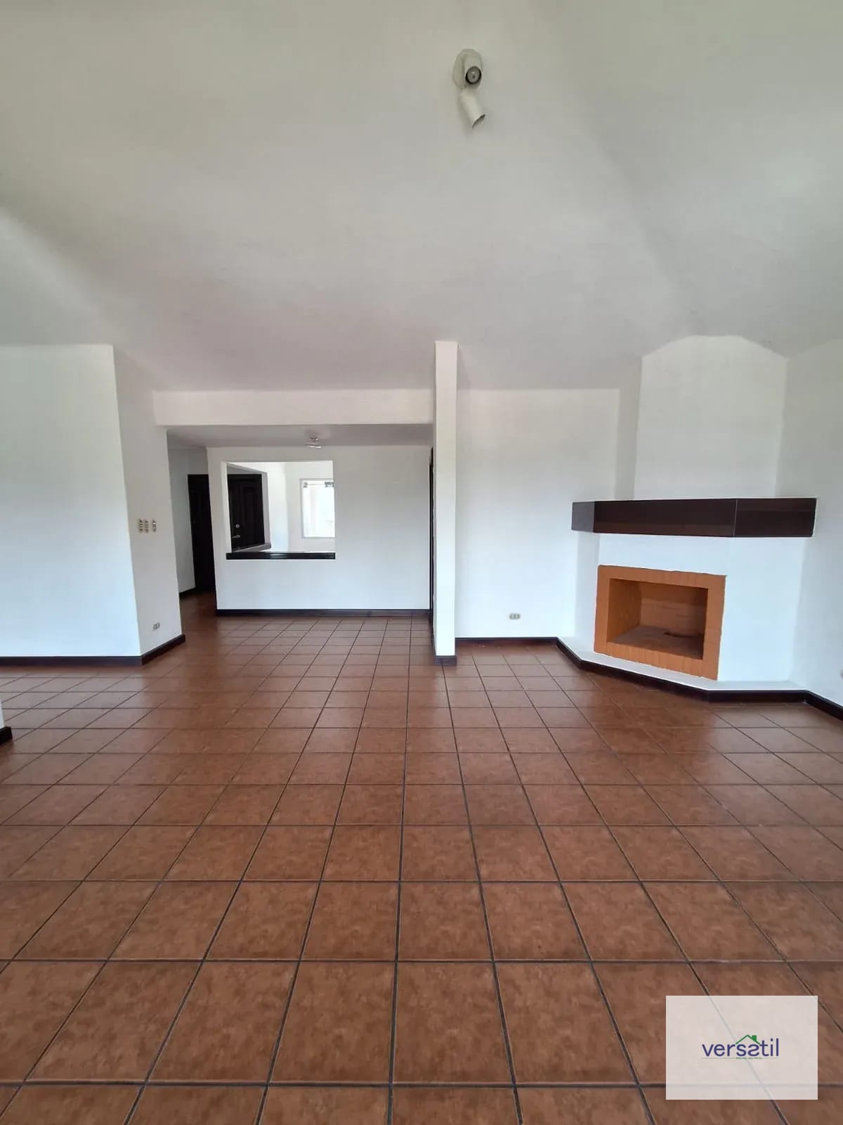 Hermosa casa de 4 habitaciones y gran Jardín !!! Alquiler — Casa en Alquiler en Villas del Campo, Carretera a El Salvador, Guatemala, Ciudad — foto 5 de 12