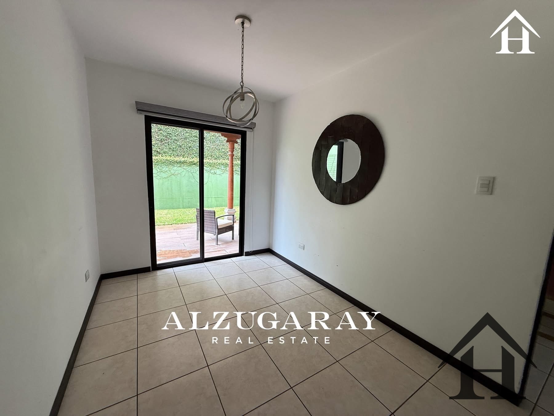 Casa con jardín y pérgola condominio vistas de san isidro zona 16 — Casa en Venta en Vistas de San Isidro, Zona 16, Guatemala, Ciudad — foto 6 de 7