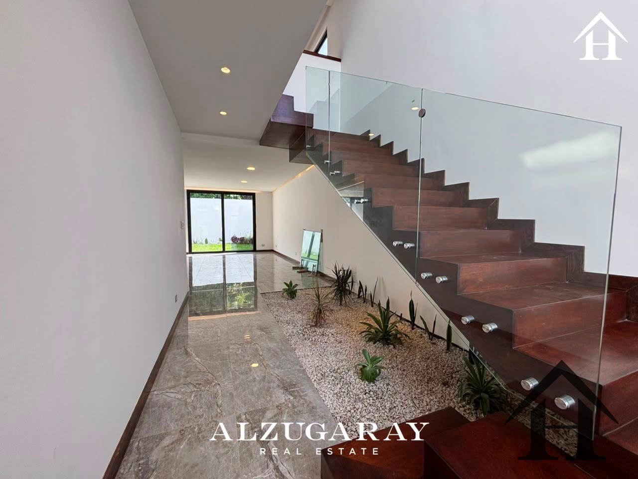 Casa moderna Carr. A Santa Elena Barillas Cond Diamantes de Gadiel — Casa en Venta en Carretera a El Salvador, Guatemala, Ciudad — foto 3 de 11