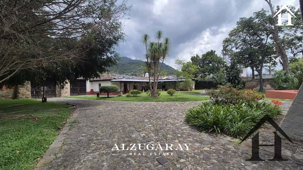 Casa espectacular 11,075 Vrs2 a 10 Min Antigua / Pastores — Casa en Venta en Antigua, Sacatepéquez — foto 2 de 14
