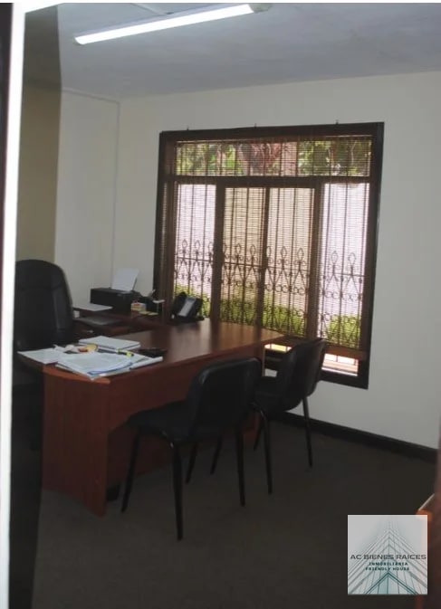 Casa con super ubicación para oficinas - 7