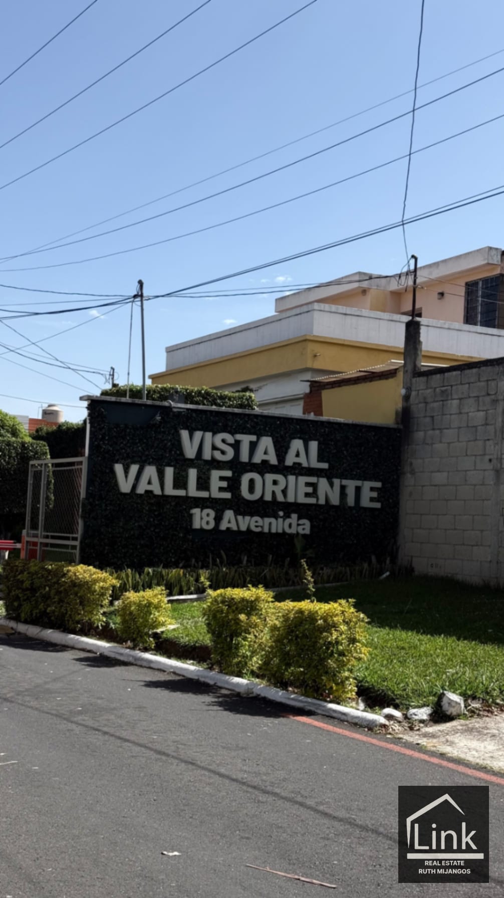 Preciosa Casa en Venta zona 8 de Mixco Condominio VISTA AL VALLE ORIENTE — Casa en Venta en Pinares de San Cristobal, Zona 8 Mixco, Guatemala, Ciudad — foto 1 de 14