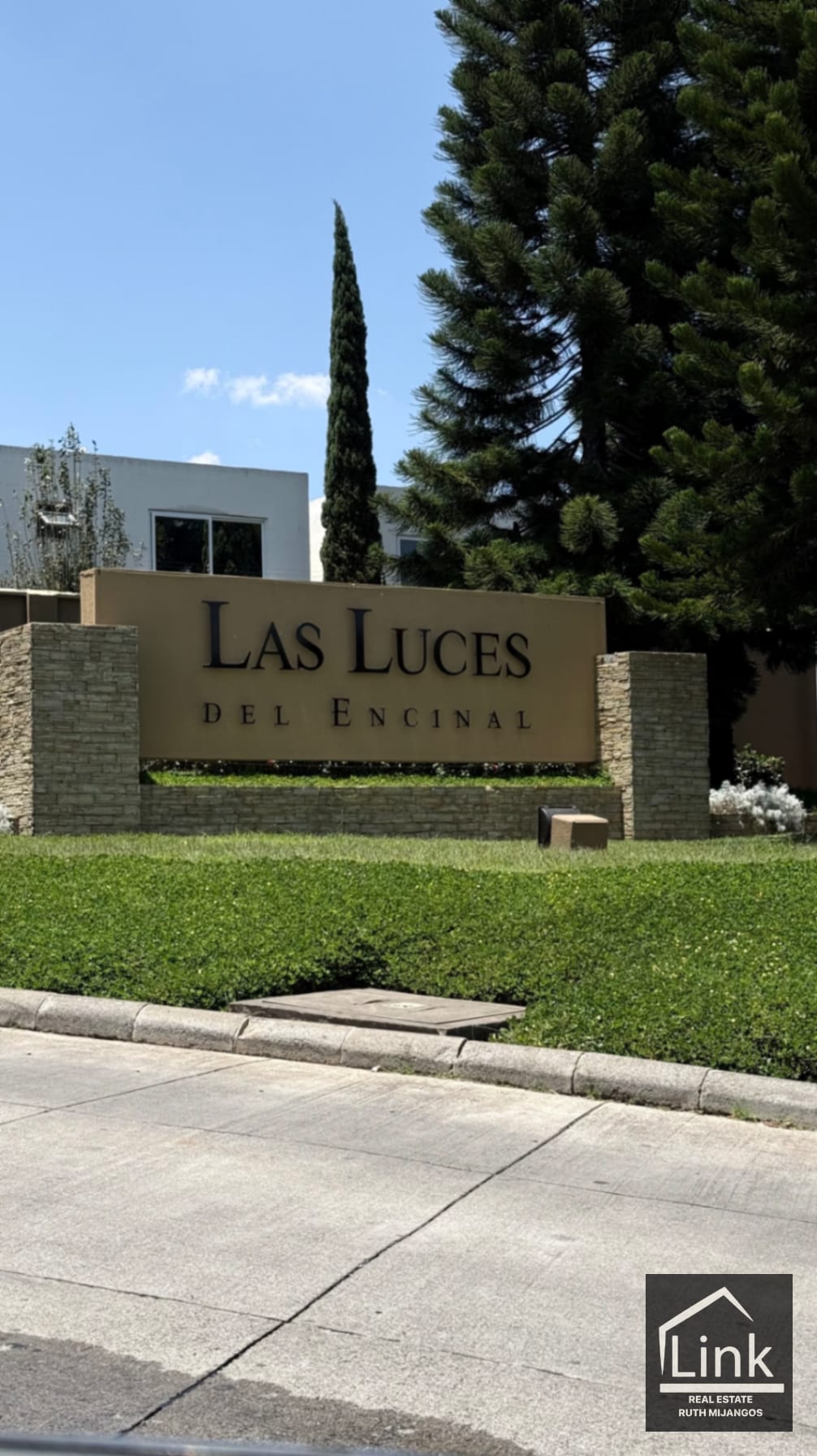 Espectacular Casa En Venta LAS LUCES DEL ENCINAL ZONA 7 MIXCO — Casa en Venta en El Encinal, Zona 7 Mixco, Guatemala, Ciudad — foto 1 de 15