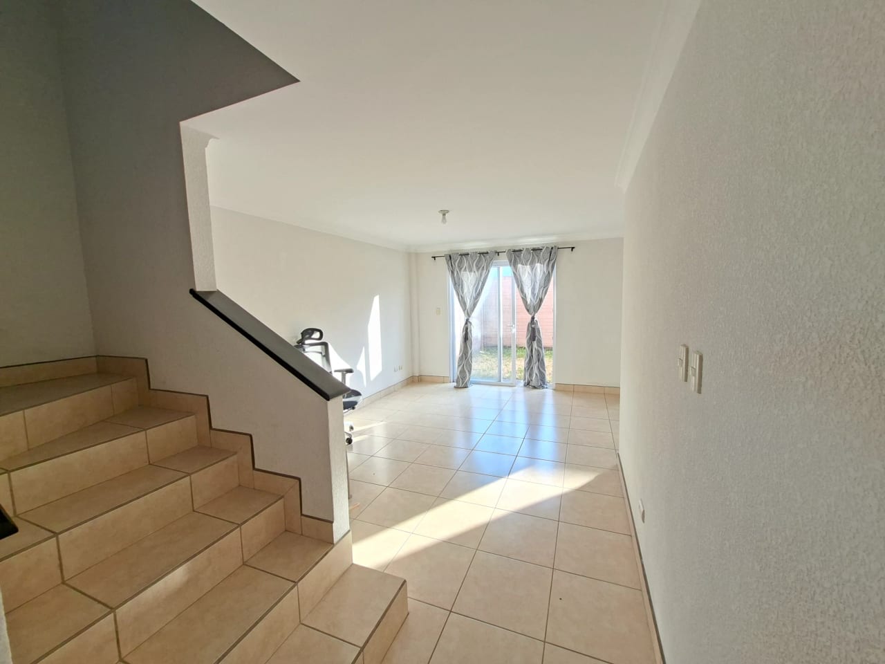 Casa en Venta en Prados de San Cristobal Zona 8 de Mixco — Casa en Venta en Prados de San Cristóbal, Zona 8 Mixco, Guatemala, Ciudad — foto 2 de 16