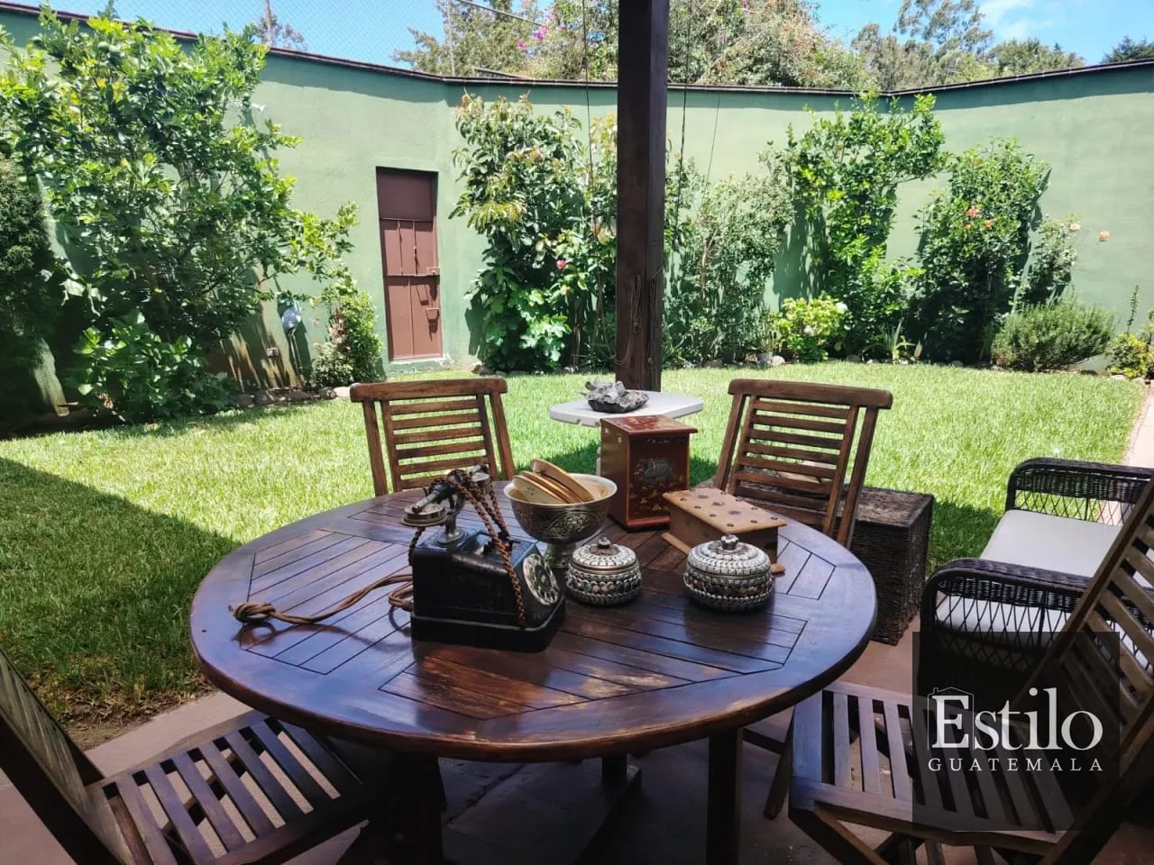 Preciosa Casa con Jardín CAES — Casa en Venta en Carretera a El Salvador, Guatemala, Ciudad — foto 1 de 12