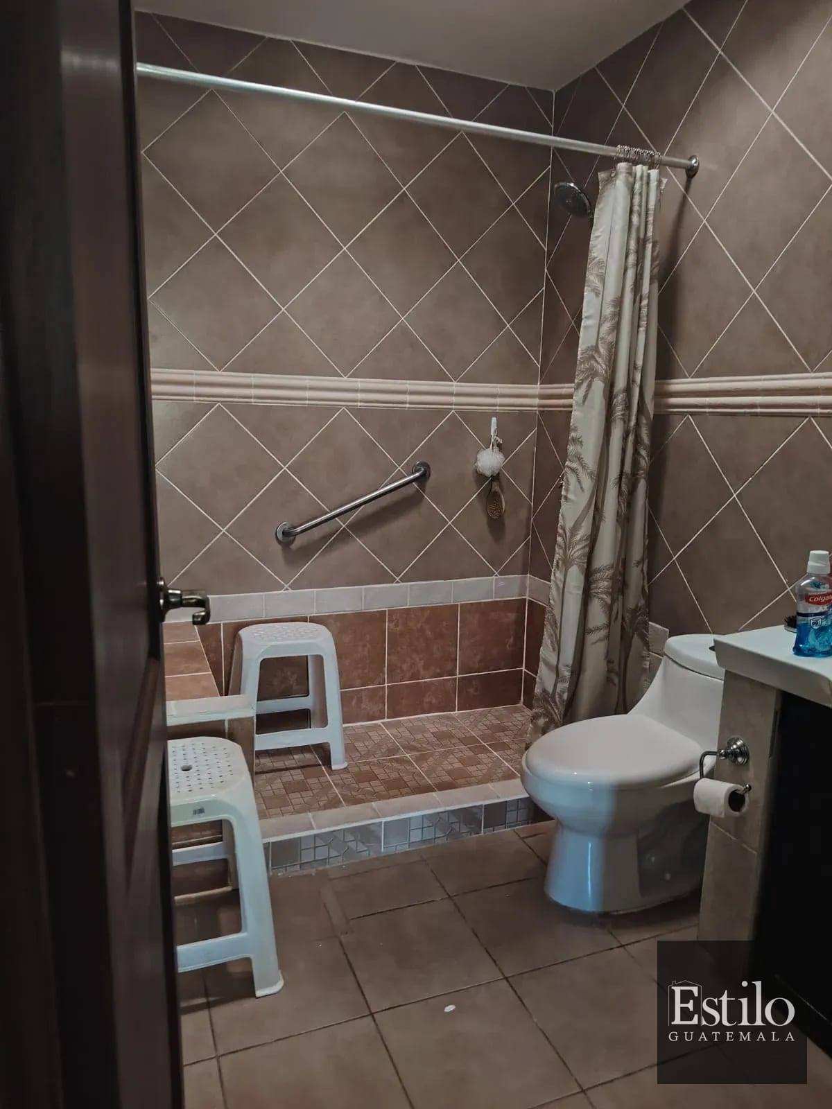 Preciosa Casa con Jardín CAES — Casa en Venta en Carretera a El Salvador, Guatemala, Ciudad — foto 10 de 12