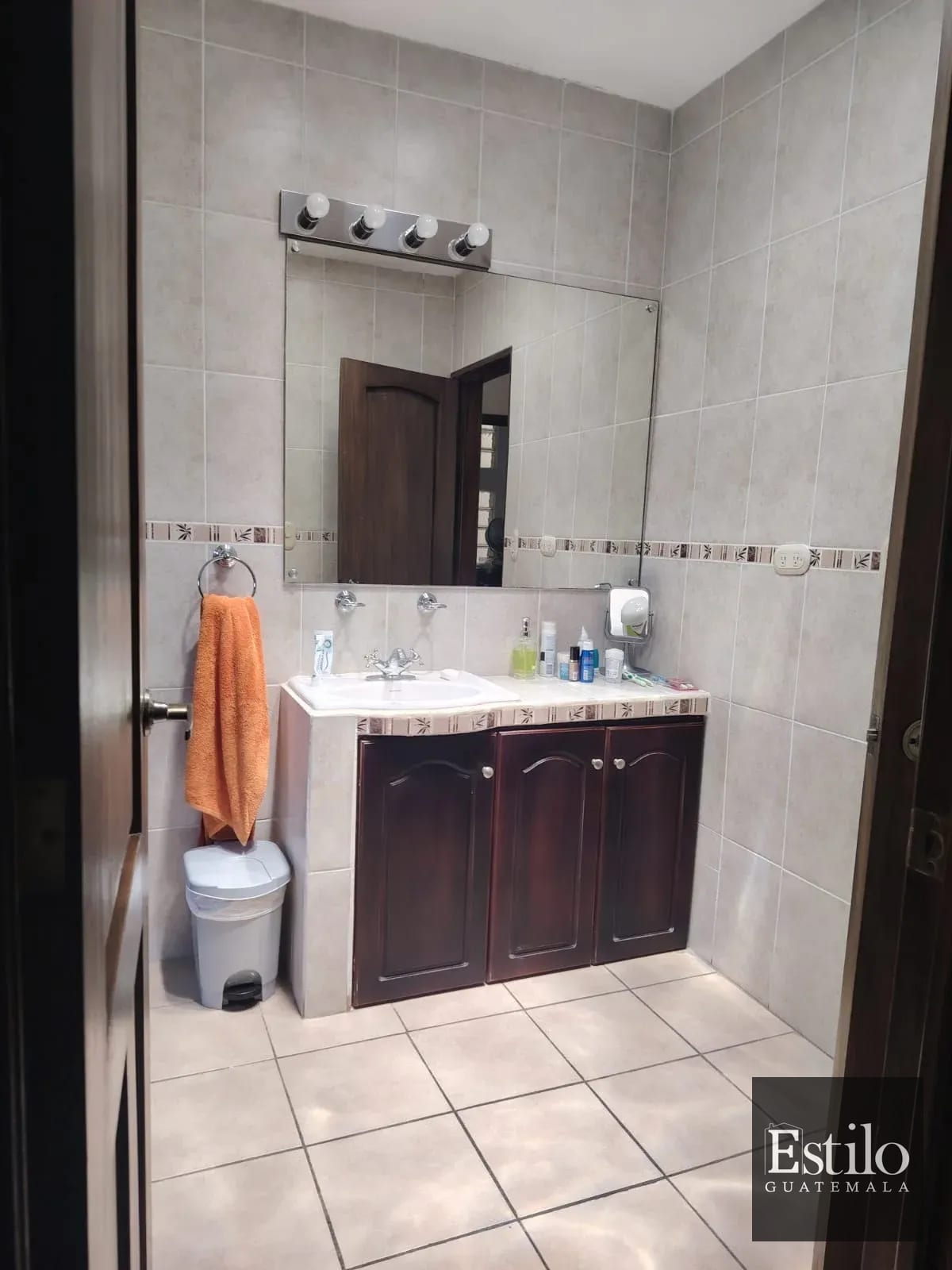 Preciosa Casa con Jardín CAES — Casa en Venta en Carretera a El Salvador, Guatemala, Ciudad — foto 11 de 12