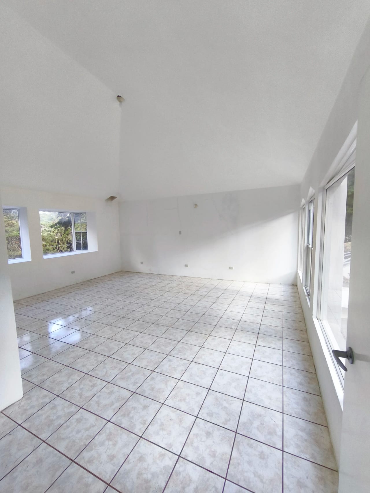 Hermosa Casa en Venta, Lomas de San Rafael, Km. 16.5 CAES — Casa en Venta en Lomas de San Rafael, Carretera a El Salvador, Guatemala, Ciudad — foto 3 de 12