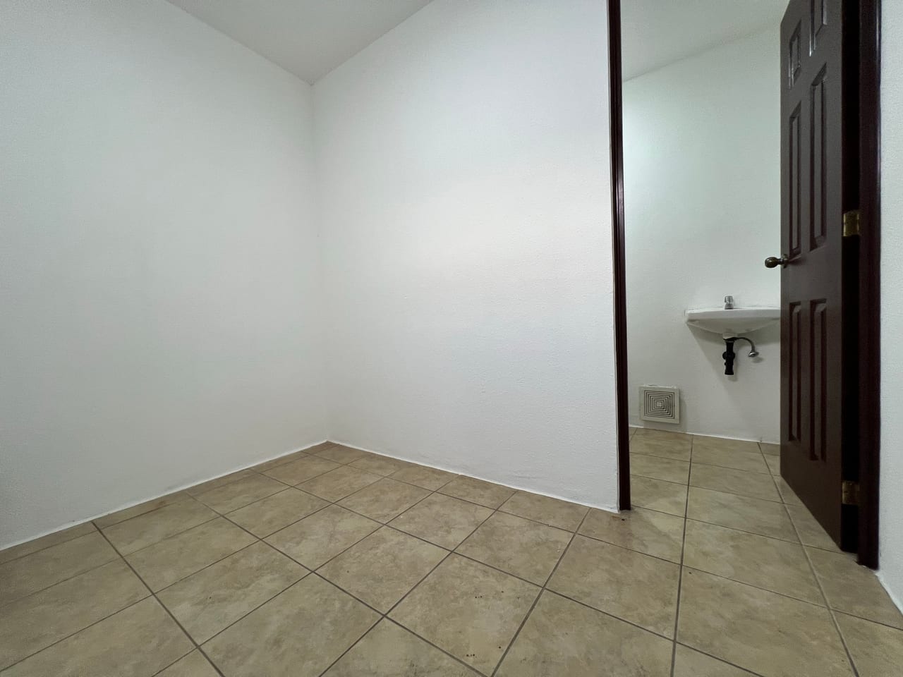 Alquilo linda casa La Fontana | Km 25.5 Carr. El Salvador — Casa en Alquiler en La Fontana III, Carretera a El Salvador, Guatemala, Ciudad — foto 8 de 17