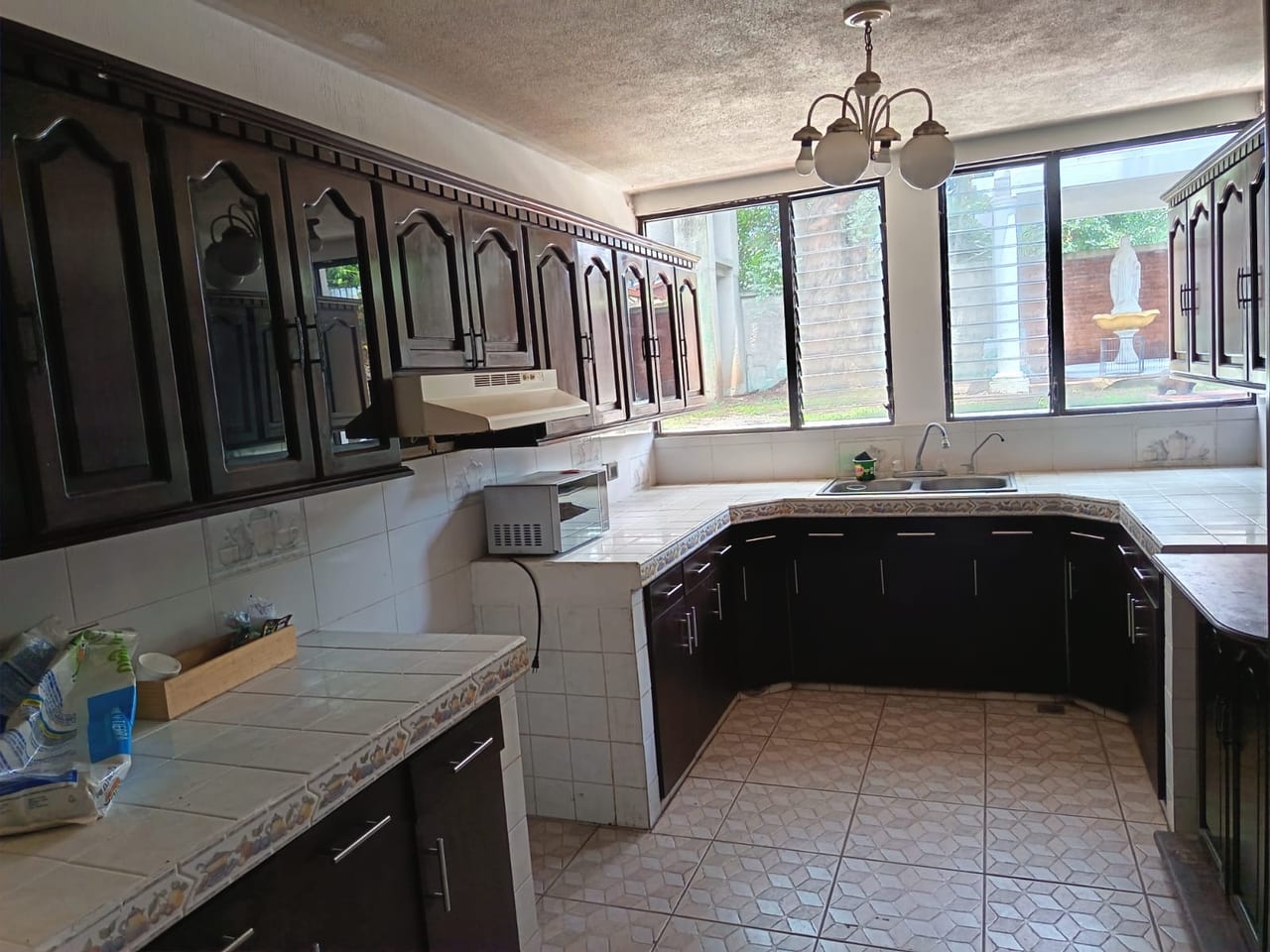 Alquiler amplia casa para vivienda u oficina zona 15, Colonia Tecún Umán — Casa en Alquiler en Zona 15, Guatemala, Ciudad — foto 3 de 17