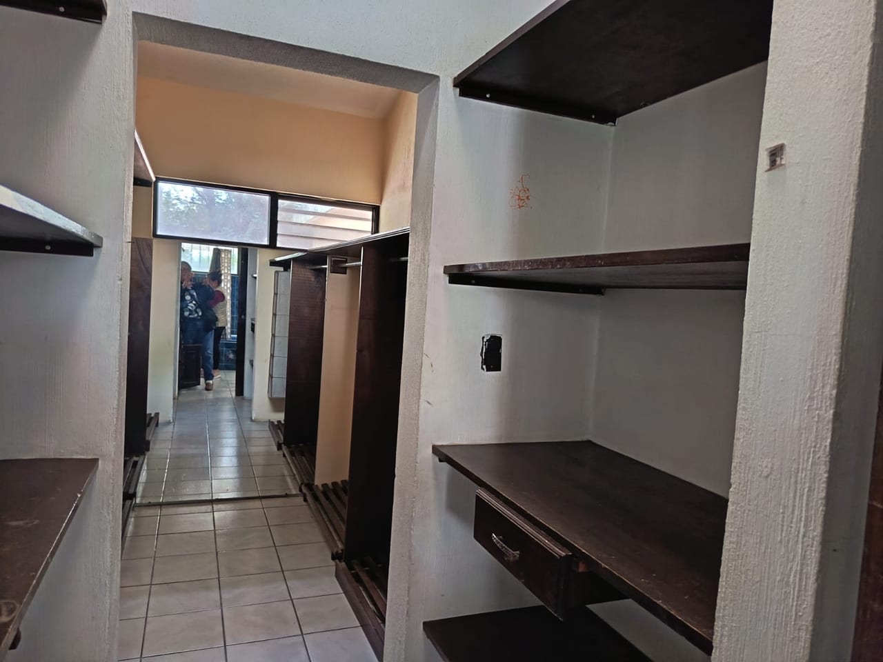 Alquiler amplia casa para vivienda u oficina zona 15, Colonia Tecún Umán — Casa en Alquiler en Zona 15, Guatemala, Ciudad — foto 8 de 17