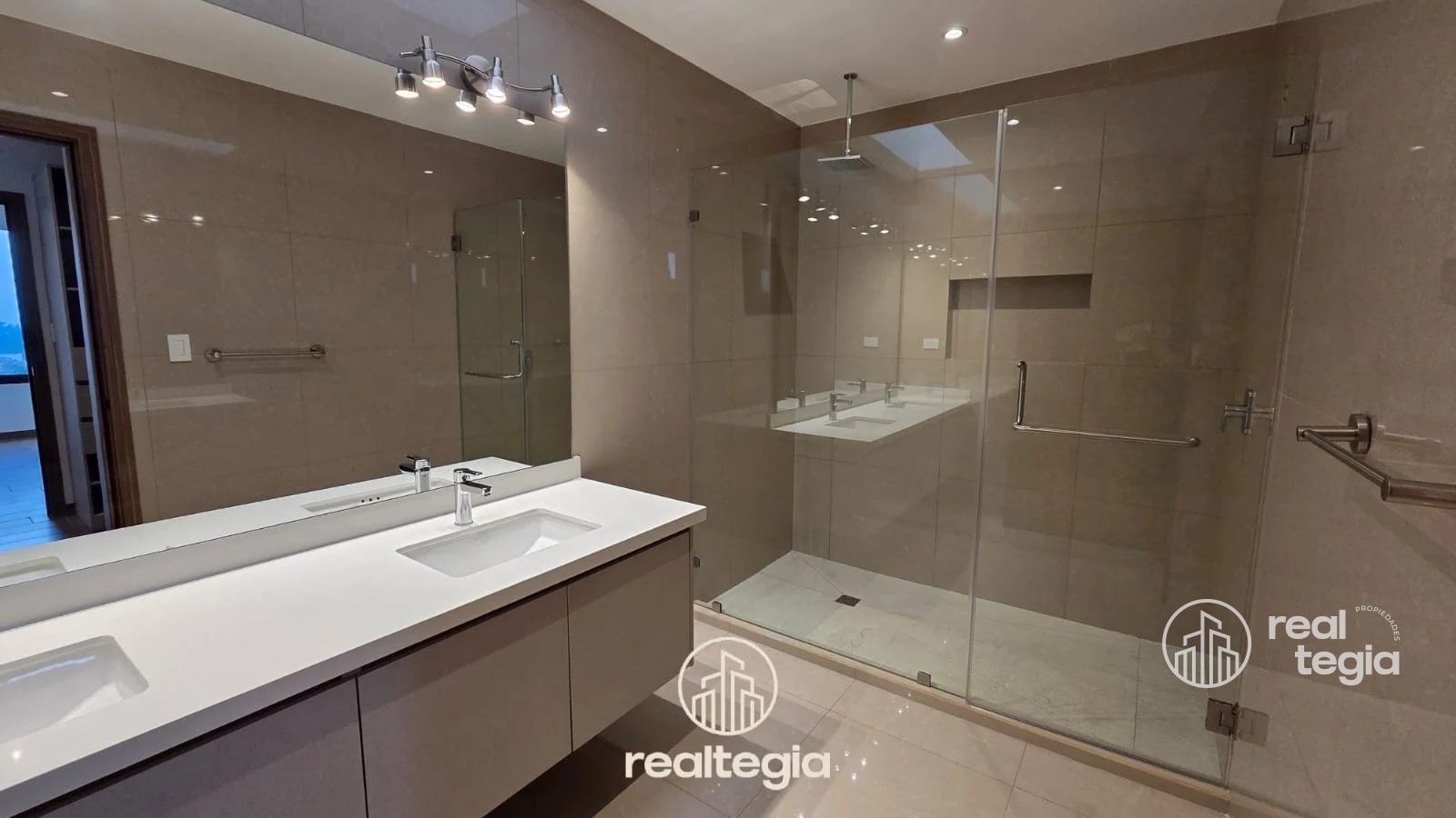 CASAS ALTOS DE LOMAS DE SAN ISIDRO ZONA 16 — Casa en Venta en Zona 16, Guatemala, Ciudad — foto 10 de 17