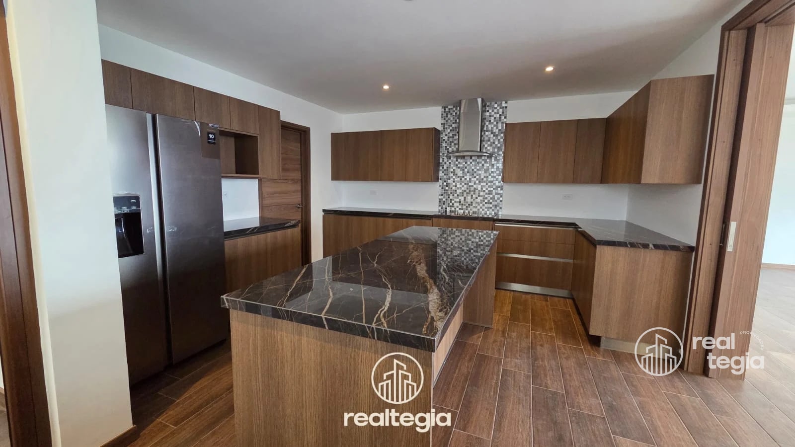 CASAS ALTOS DE LOMAS DE SAN ISIDRO ZONA 16 — Casa en Venta en Zona 16, Guatemala, Ciudad — foto 3 de 17
