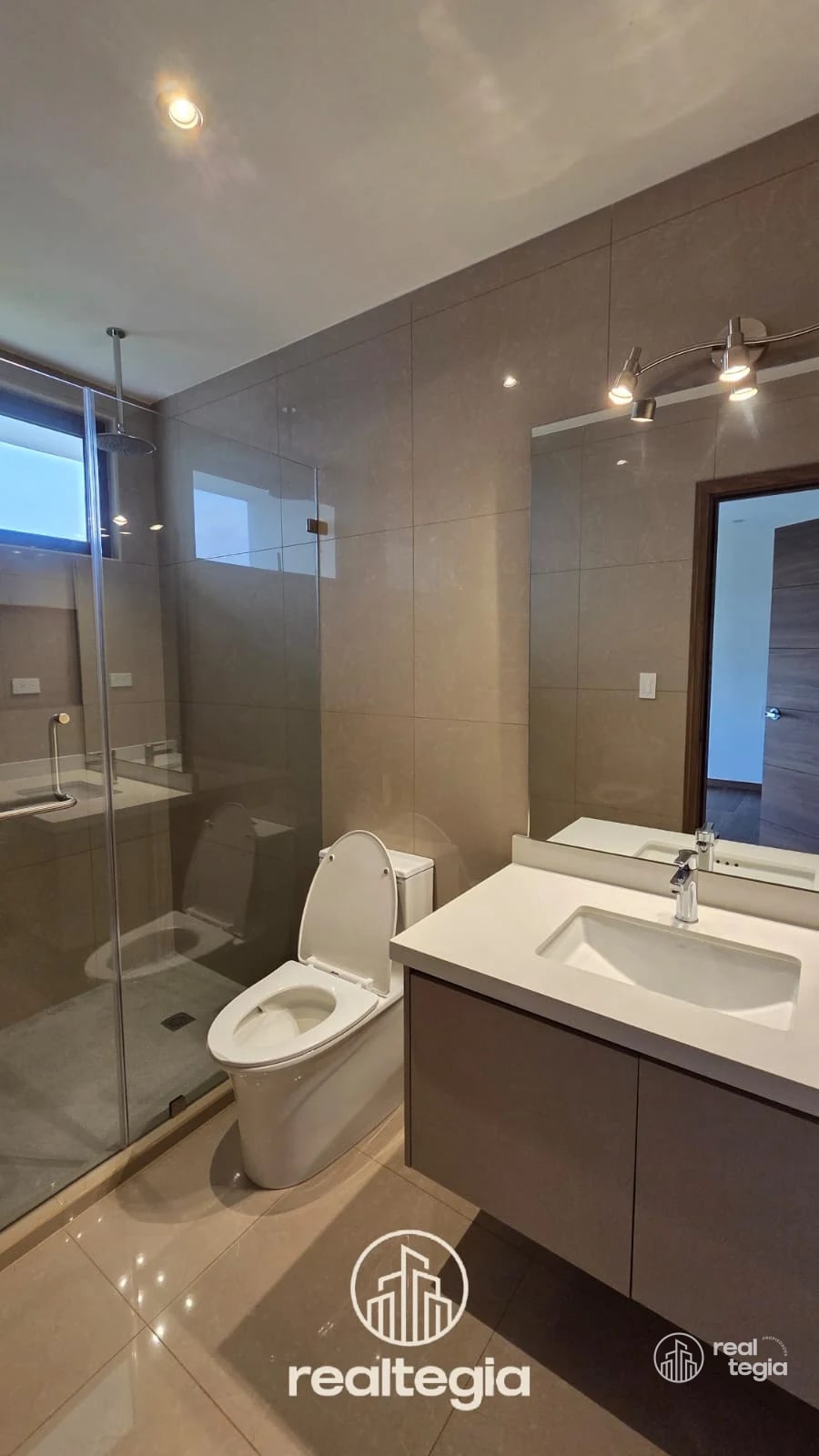 CASAS ALTOS DE LOMAS DE SAN ISIDRO ZONA 16 — Casa en Venta en Zona 16, Guatemala, Ciudad — foto 15 de 17