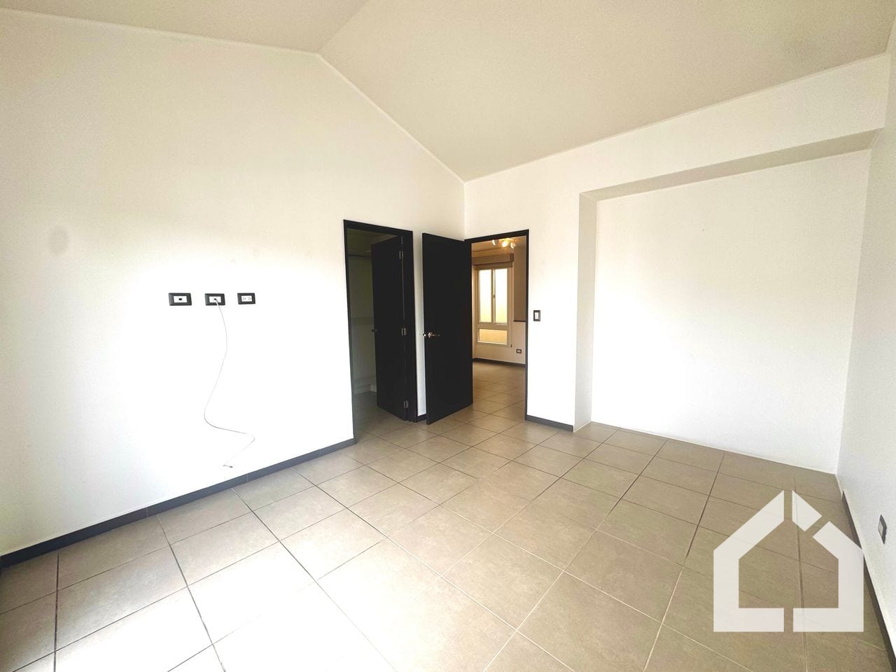 Casa de esquina en venta en Cumbres de la Arboleda — Casa en Venta en Cumbres de La Arboleda, Carretera a El Salvador, Guatemala, Ciudad — foto 12 de 16
