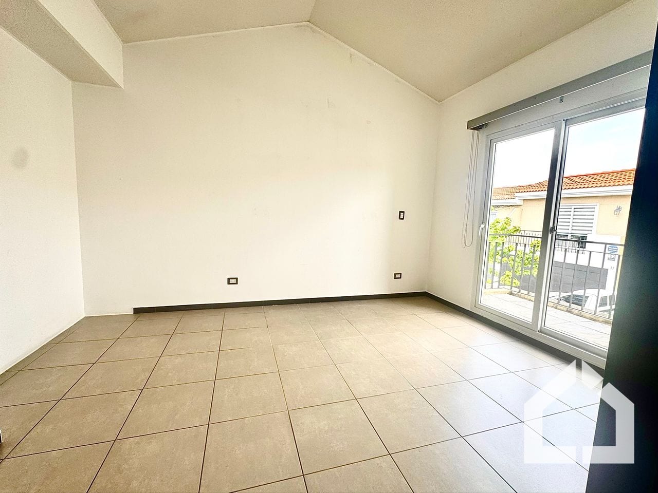 Casa de esquina en venta en Cumbres de la Arboleda — Casa en Venta en Cumbres de La Arboleda, Carretera a El Salvador, Guatemala, Ciudad — foto 14 de 16