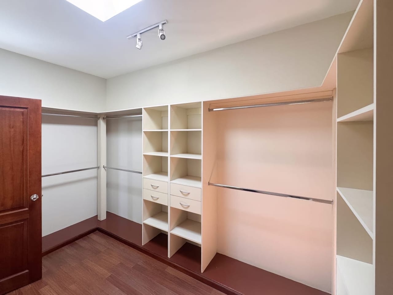 Casa en Venta frente Área verde - Portal de Bosque km 23 — Casa en Venta en Portal del Bosque, Carretera a El Salvador, Guatemala, Ciudad — foto 9 de 13